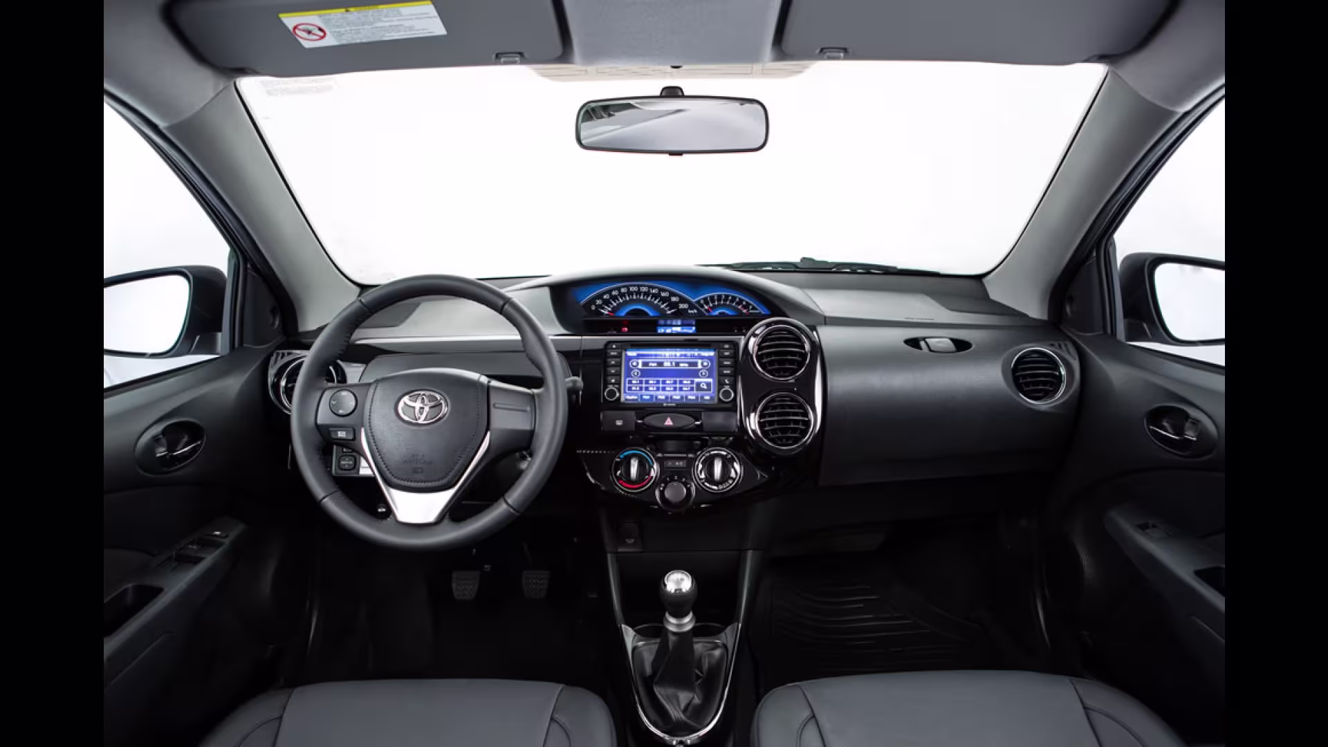 Interior do Toyota Etios 2015
