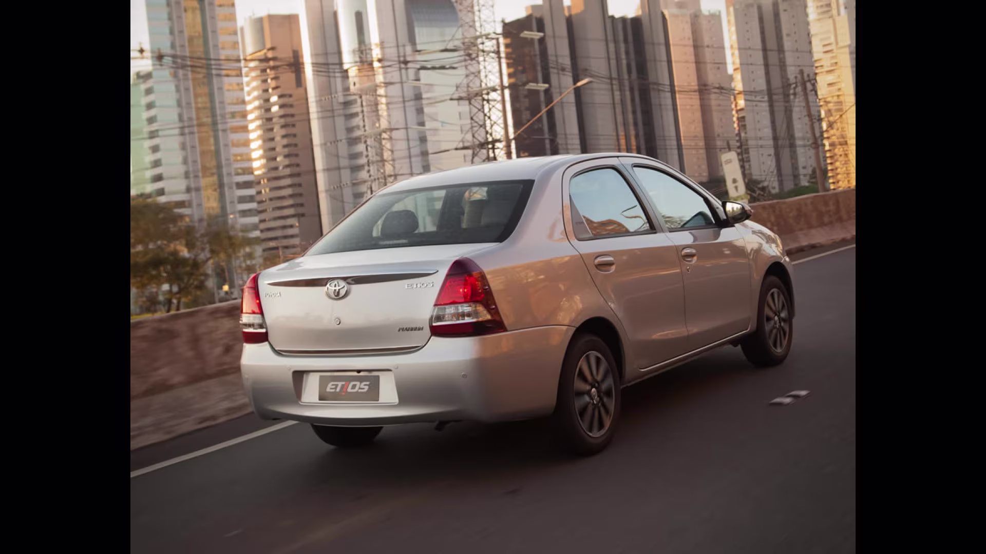 Toyota Etios 2015 visto pela traseira