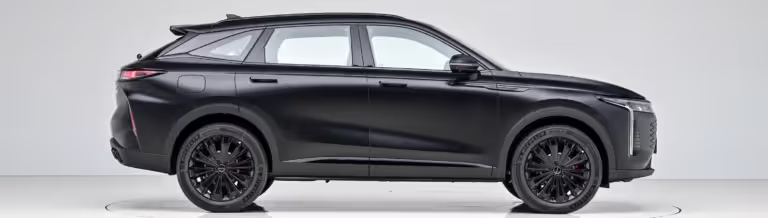 Perfil lateral do Omoda C9 2027 destacando a linha de teto estilo cupê e rodas escurecidas