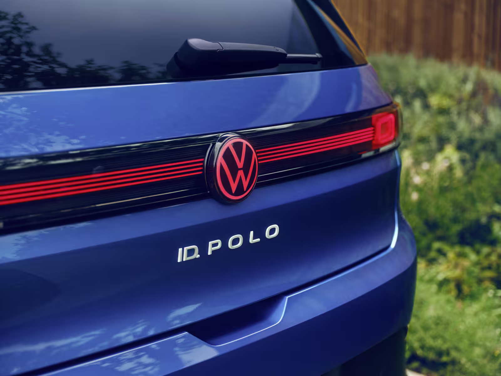 Traseira do Volkswagen ID. Polo com assinatura luminosa e nome do modelo