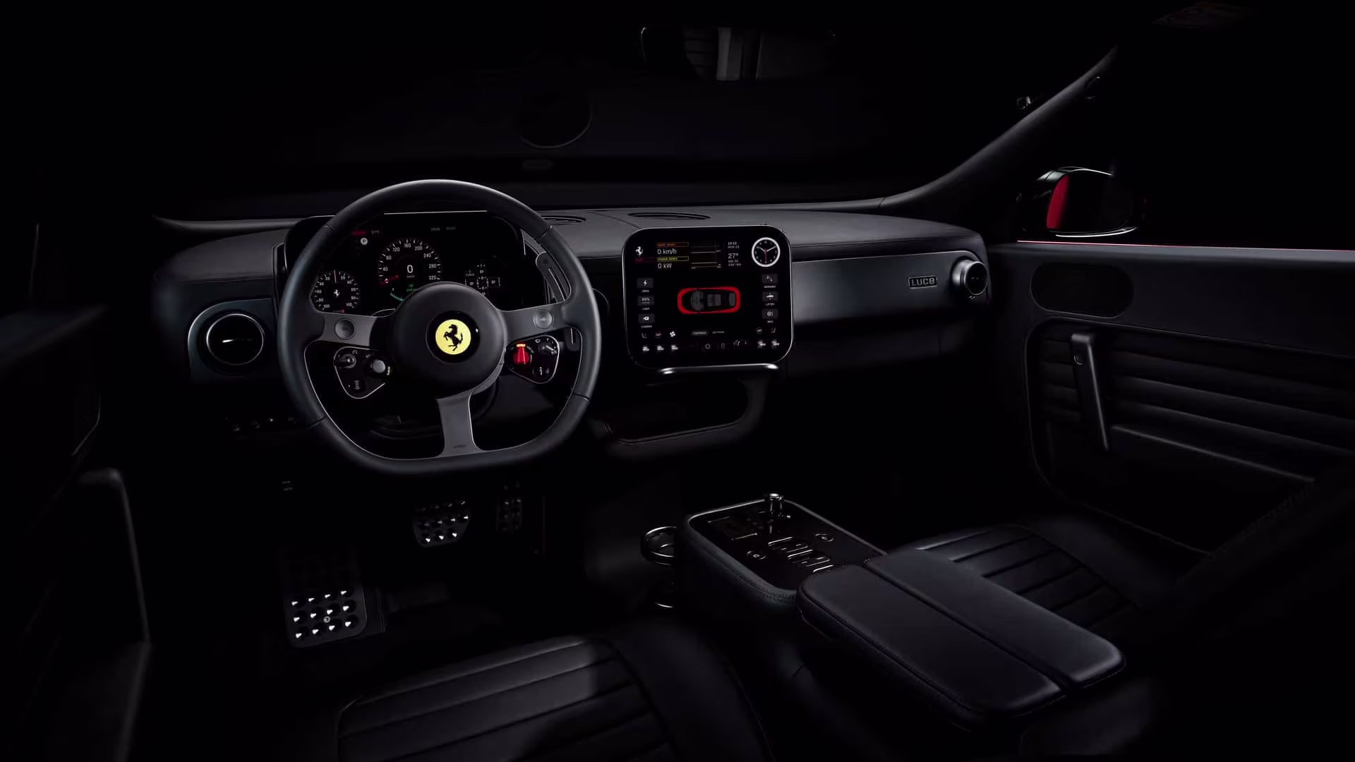 Interior luxuoso da Ferrari Luce com acabamento em couro preto de alto padrão