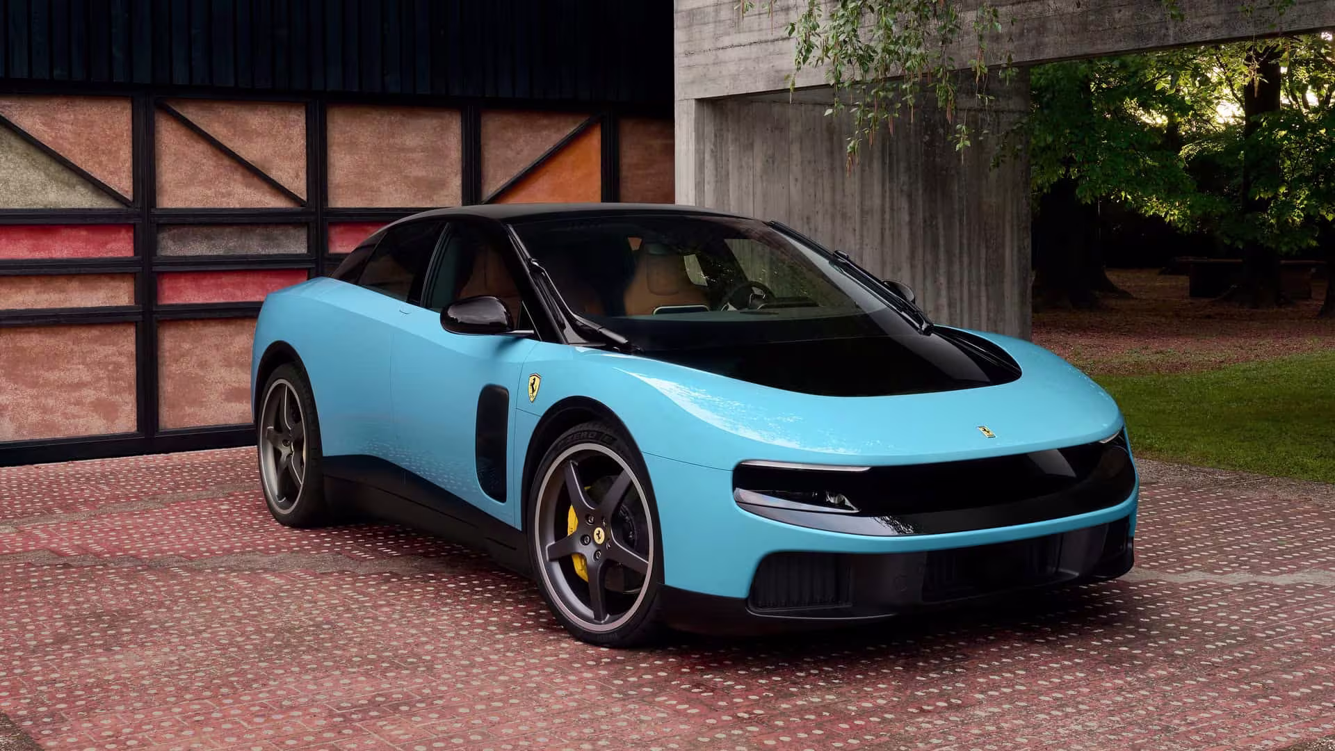 Ferrari Luce na cor azul com portas abertas em estúdio fechado