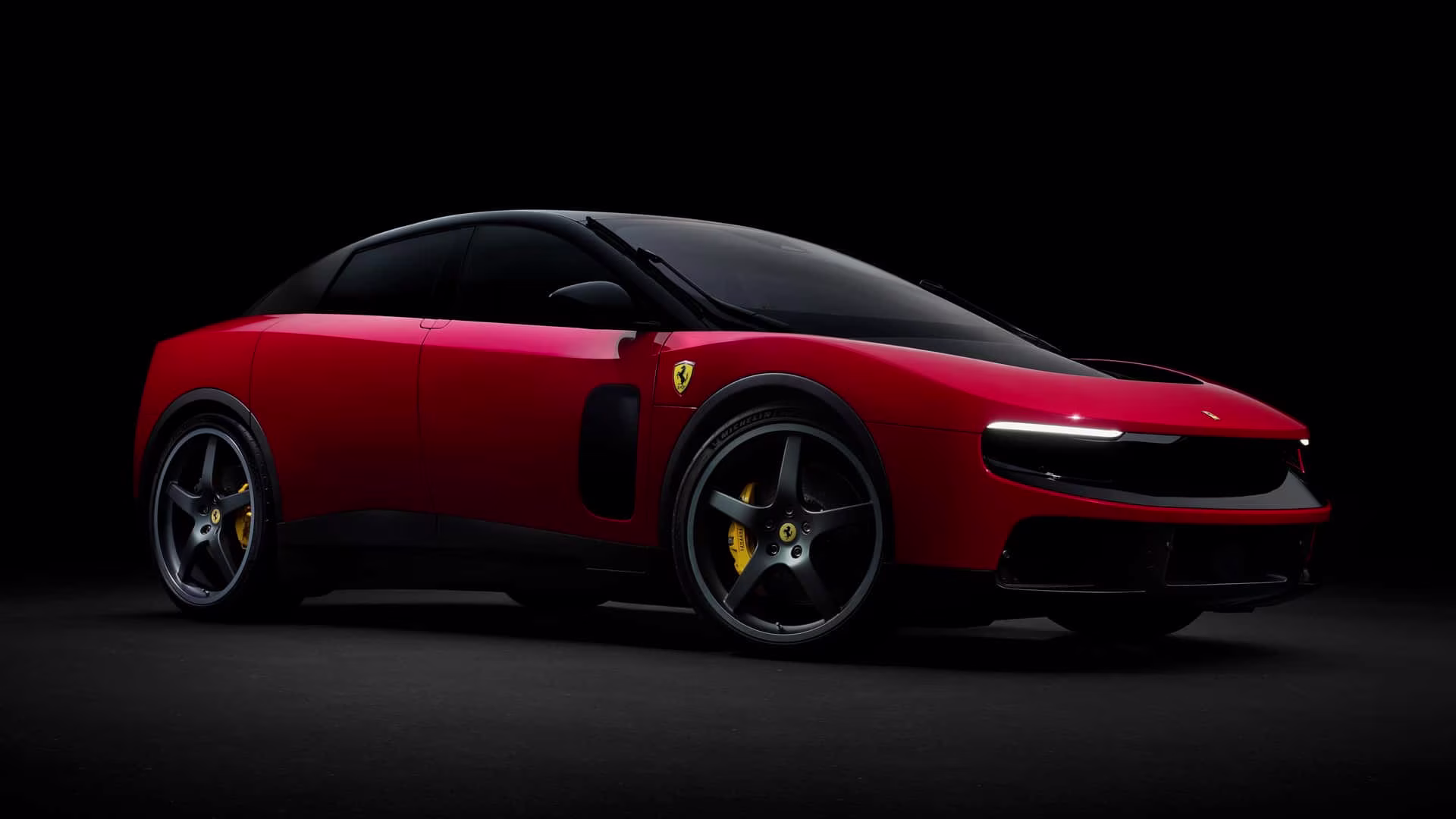 Ferrari Luce na cor vermelha exibida sob iluminação especial