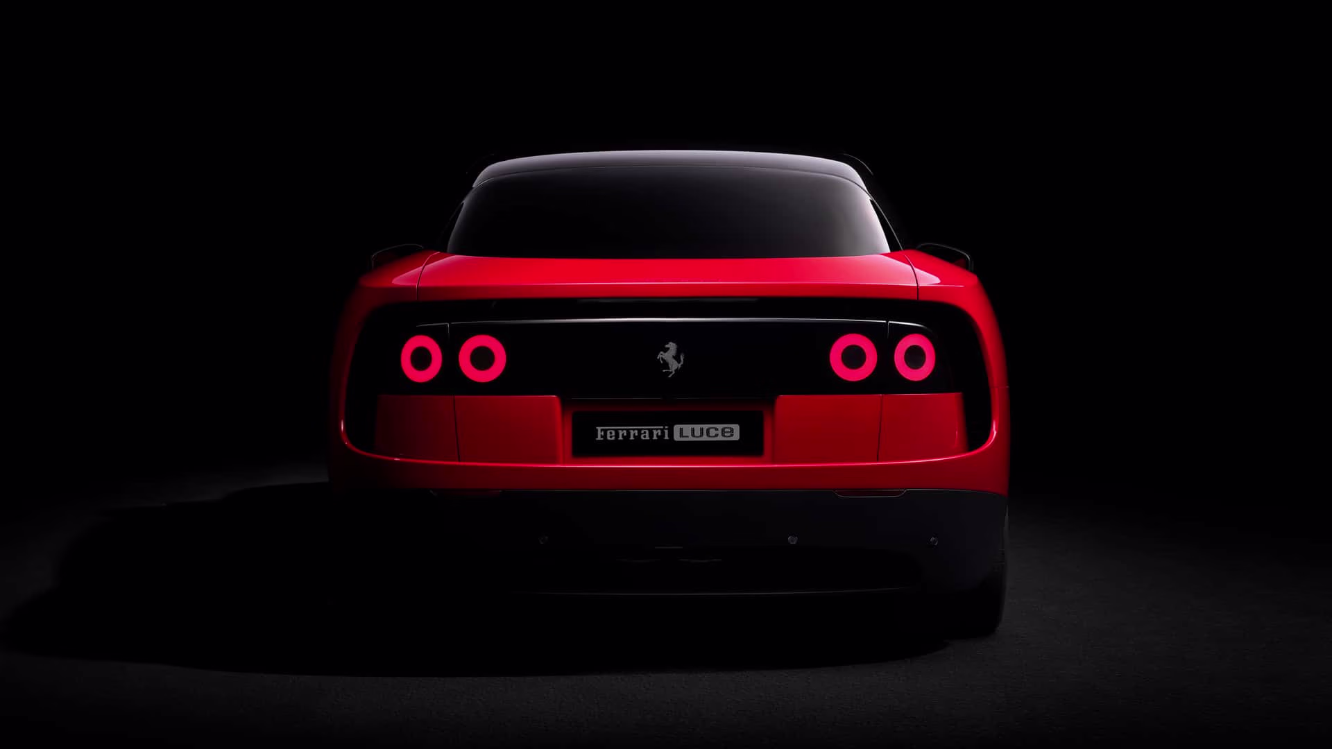 Traseira da Ferrari Luce vermelha com detalhe da assinatura luminosa e difusor