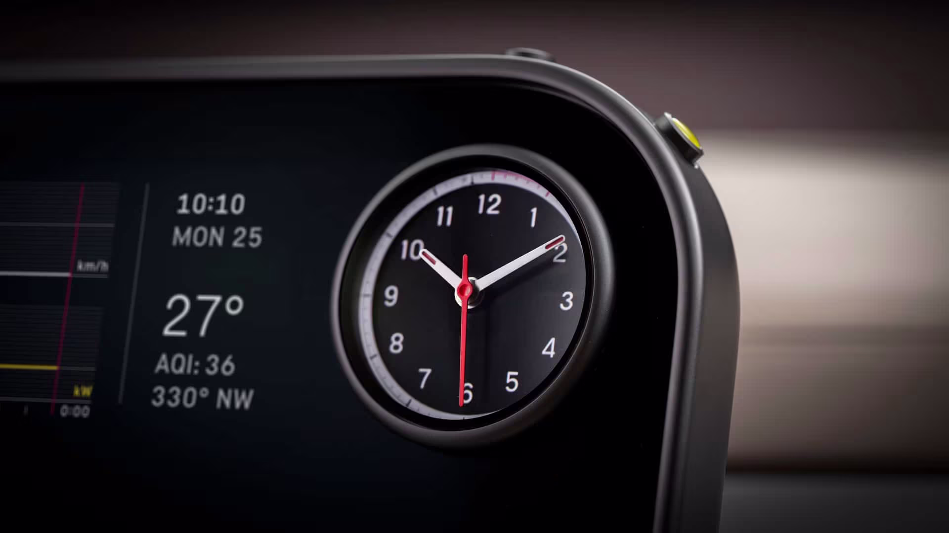 Detalhe do relógio premium analógico embutido no painel da Ferrari Luce