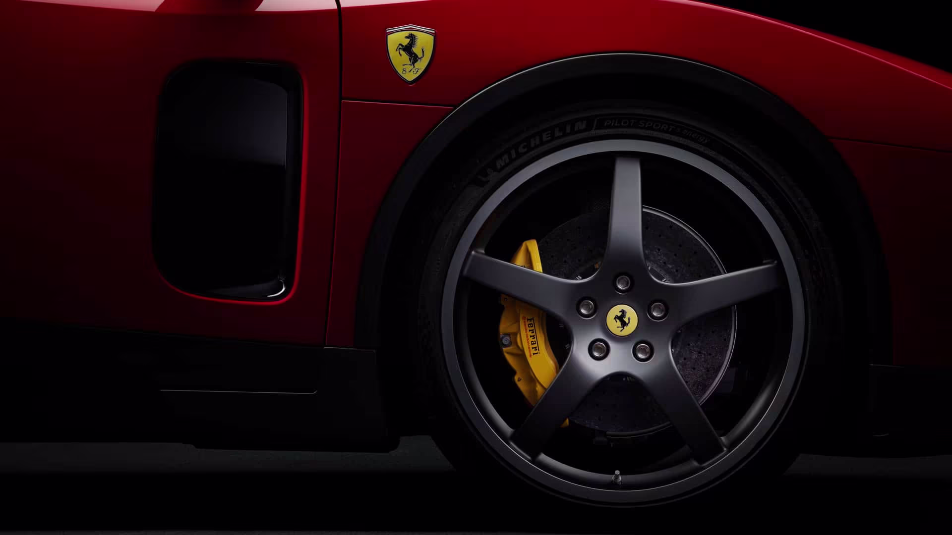 Detalhe da roda esportiva vermelha da Ferrari Luce com pinças de freio de alta performance