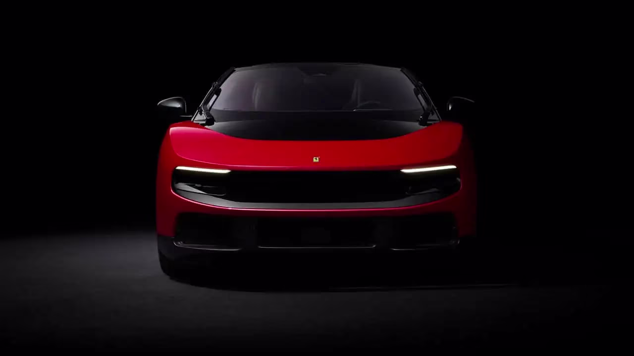 Ferrari Luce na cor azul em vista de três quartos dianteira ressaltando sua silhueta moderna