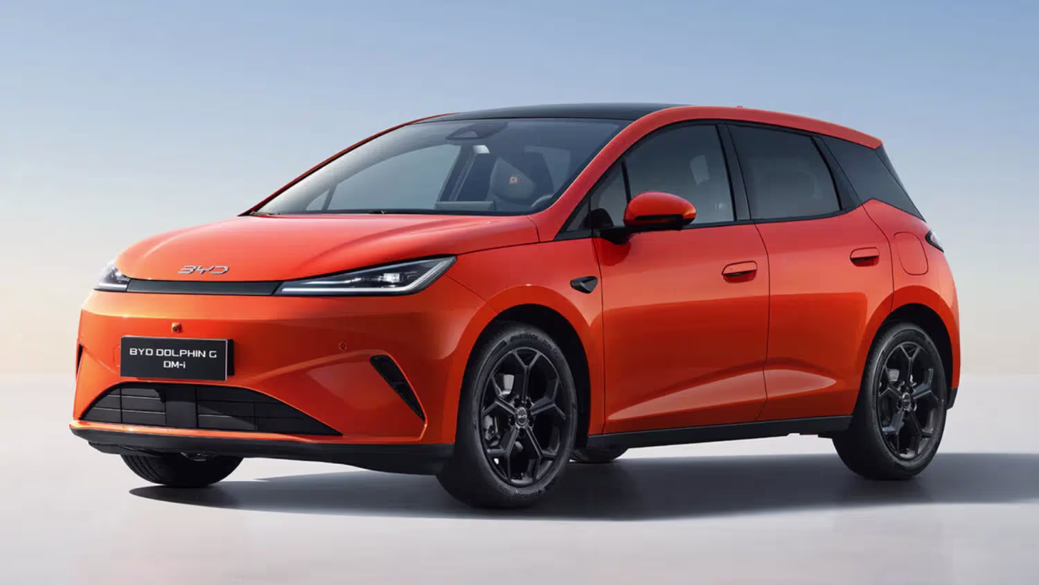 BYD Dolphin G DM-i detalhando a dianteira agressiva com faróis de LED afilados e passagens de ar