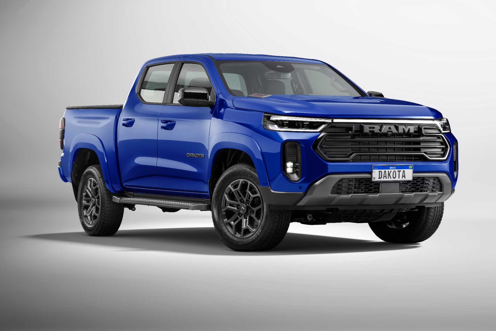 Ram Dakota Laramie Night Edition em vista lateral dianteira com pintura Azul Tempest