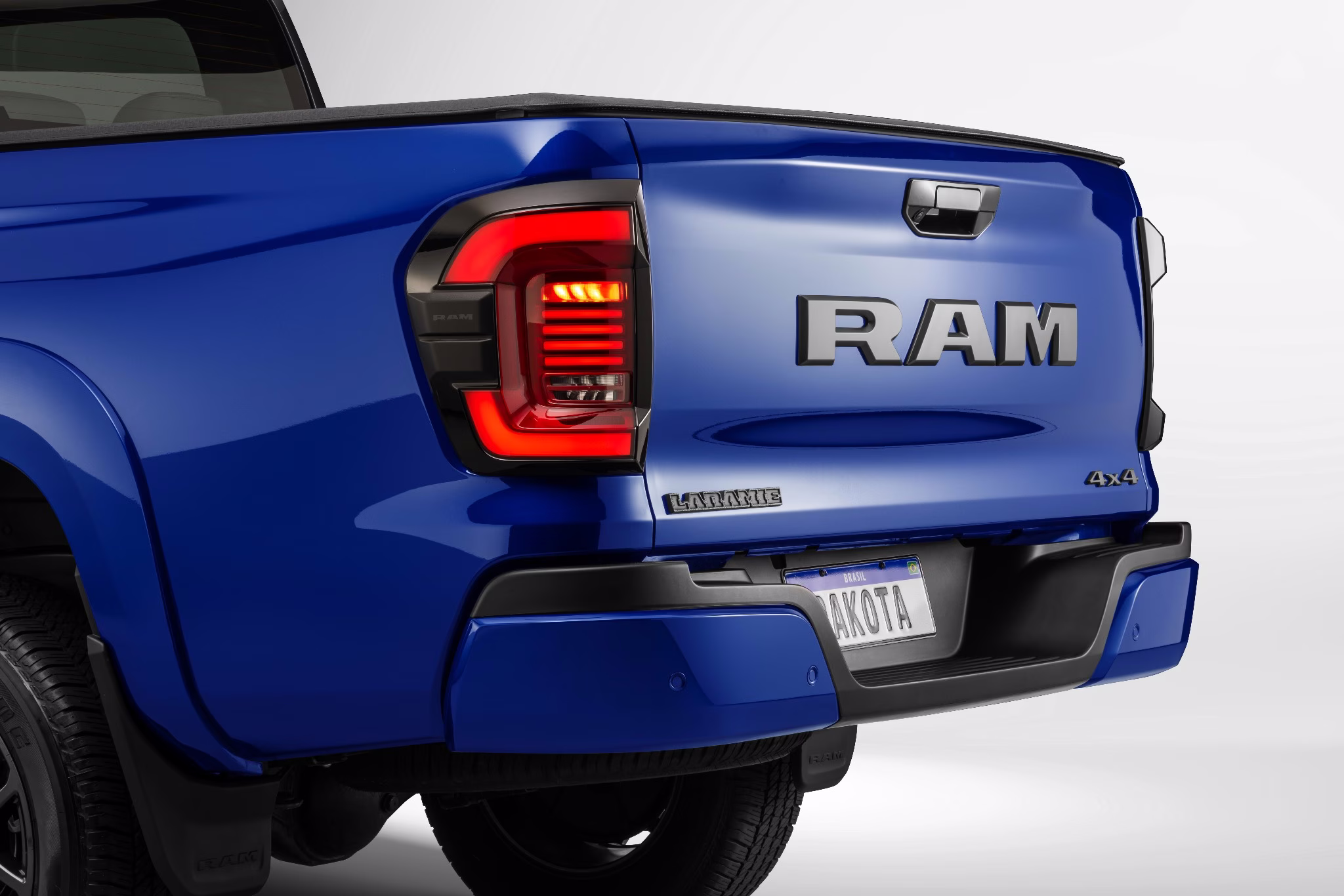 Detalhe traseiro da Ram Dakota Laramie Night Edition com logotipo Ram e identificação 4x4