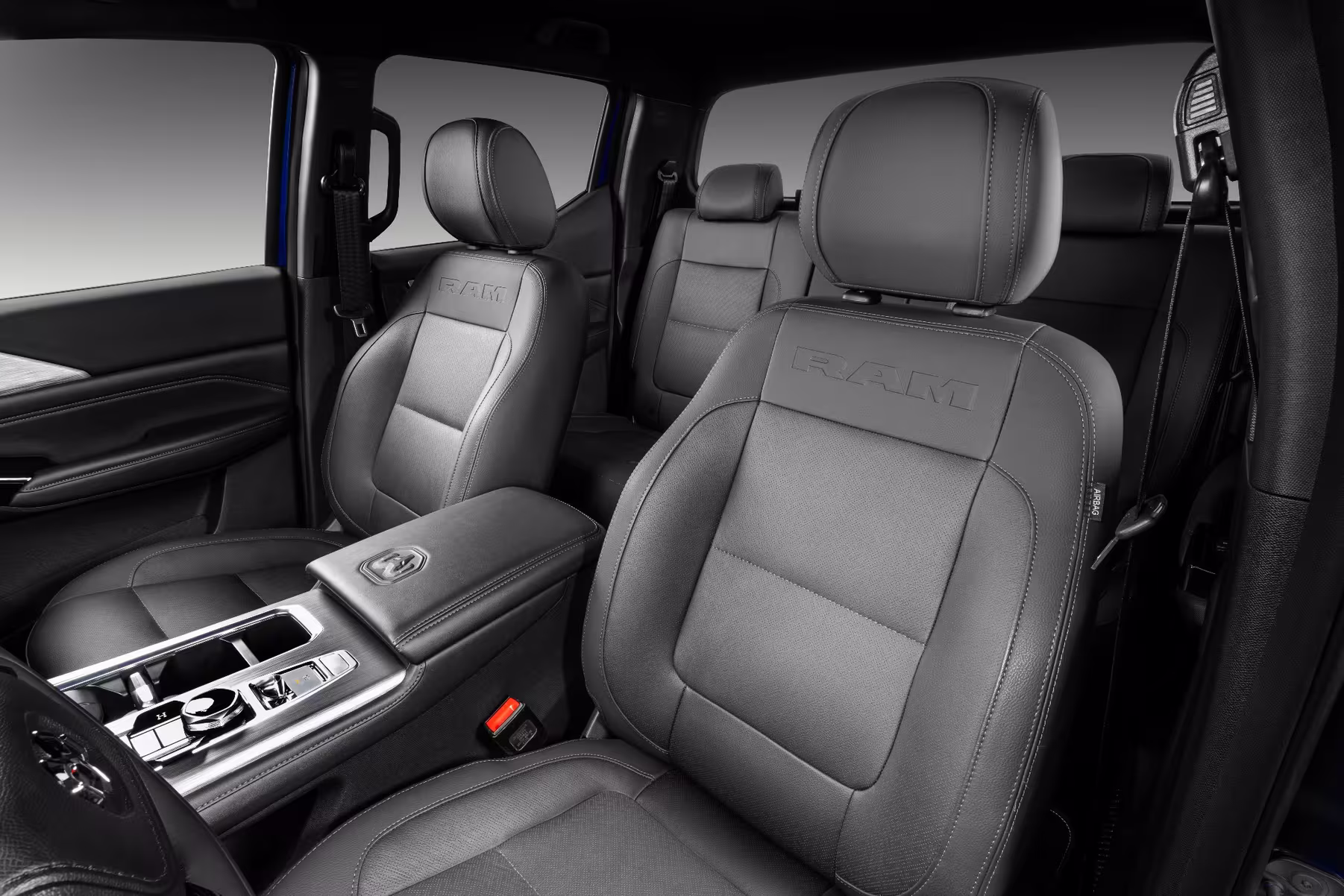 Interior da Ram Dakota Laramie Night Edition com bancos em couro preto
