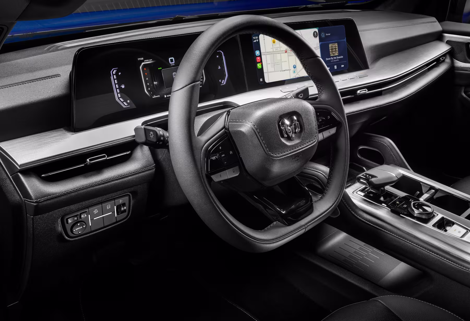 Volante, painel digital e console da Ram Dakota Laramie Night Edition