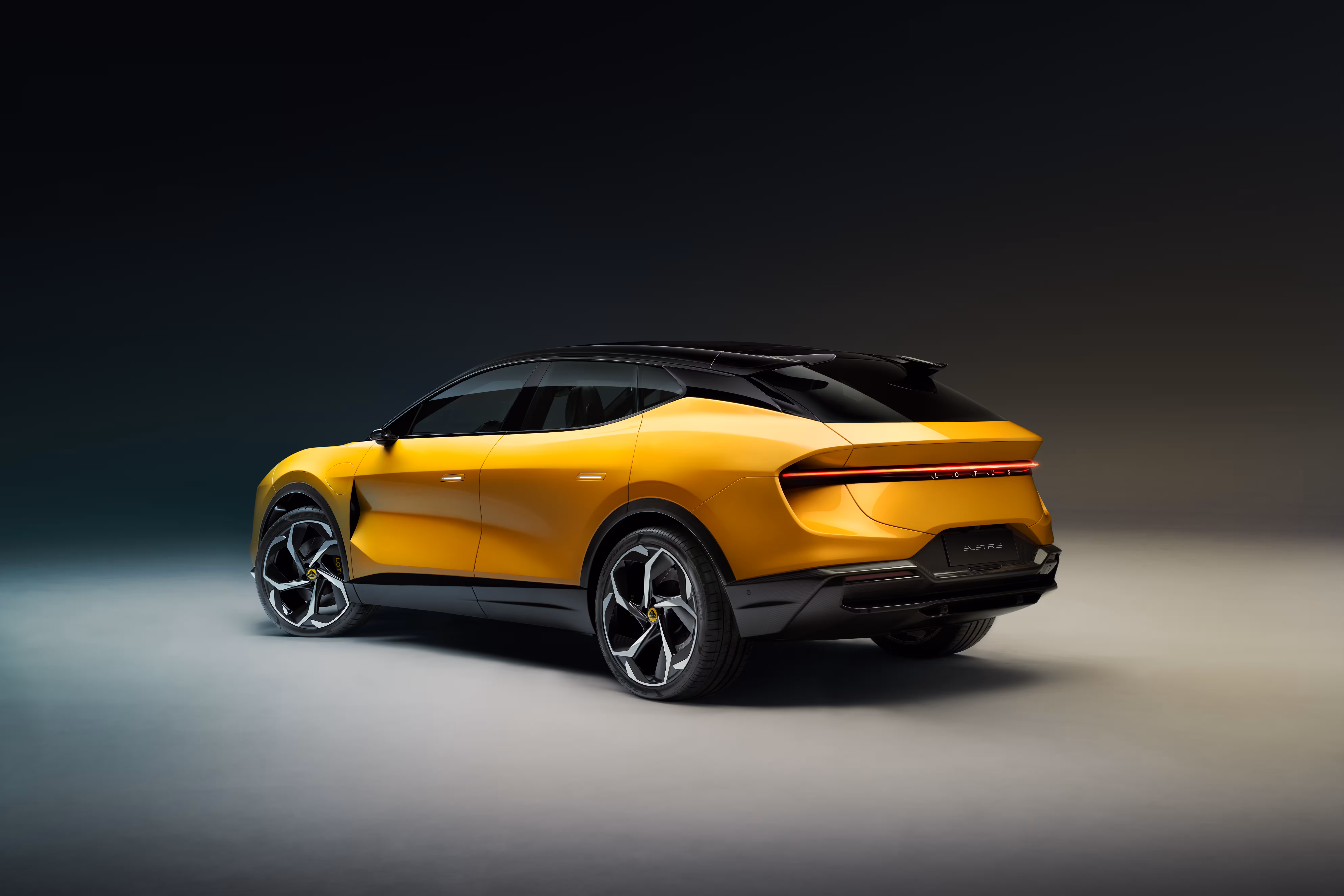 Traseira do Lotus Eletre elétrico