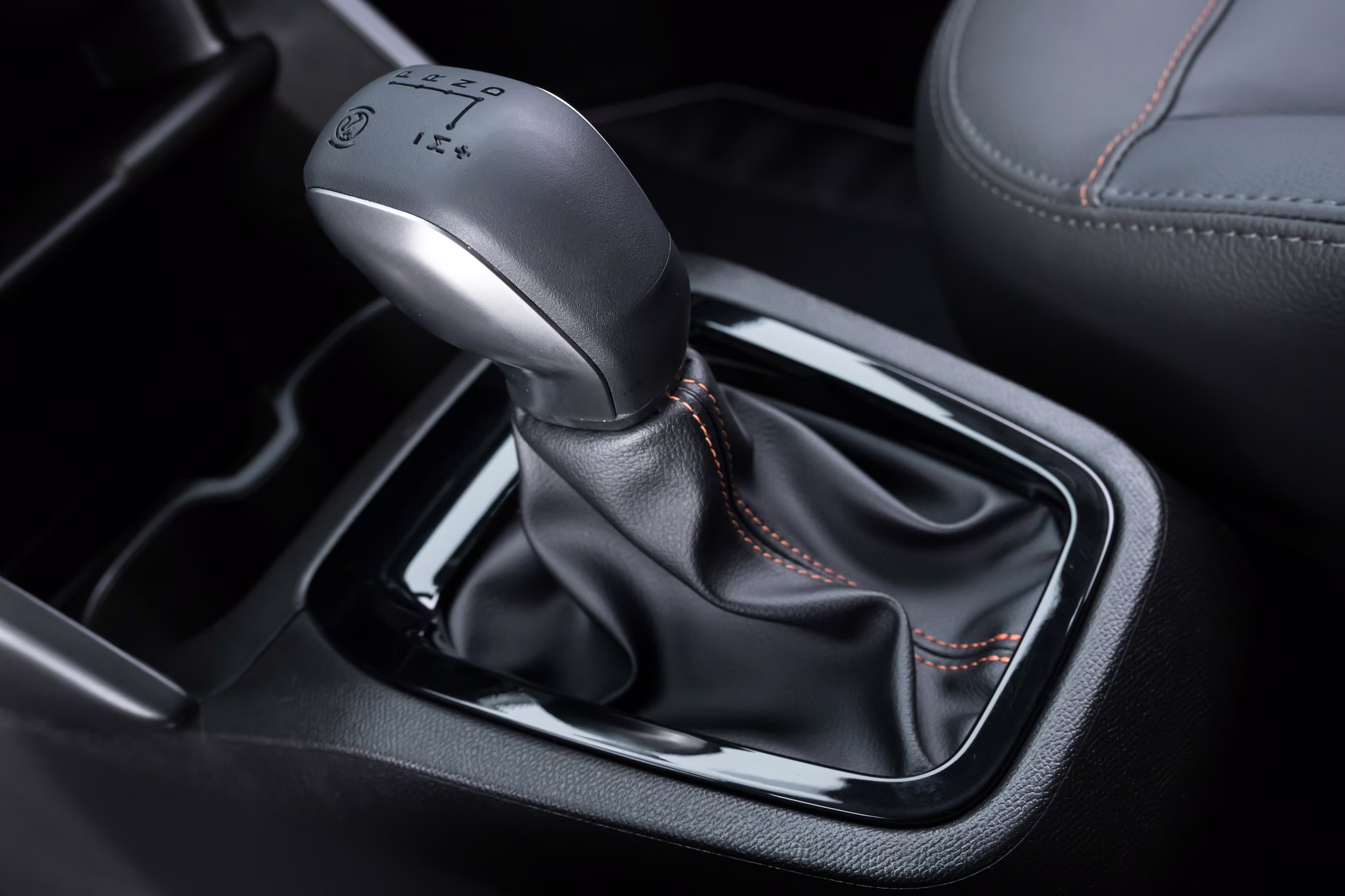 Câmbio automático do Citroën Basalt Dark Edition com acabamento preto brilhante