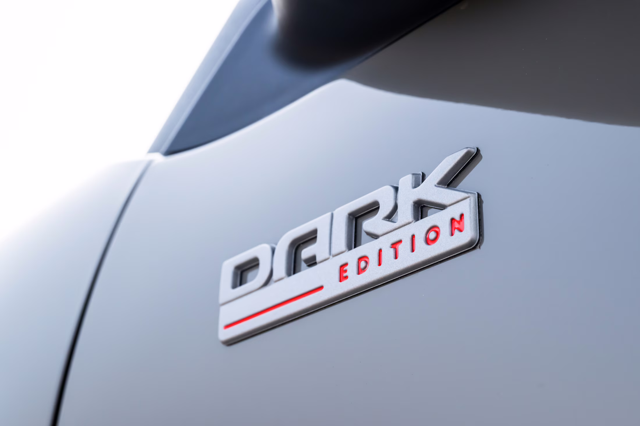 Emblema Dark Edition na carroceria do Citroën Basalt