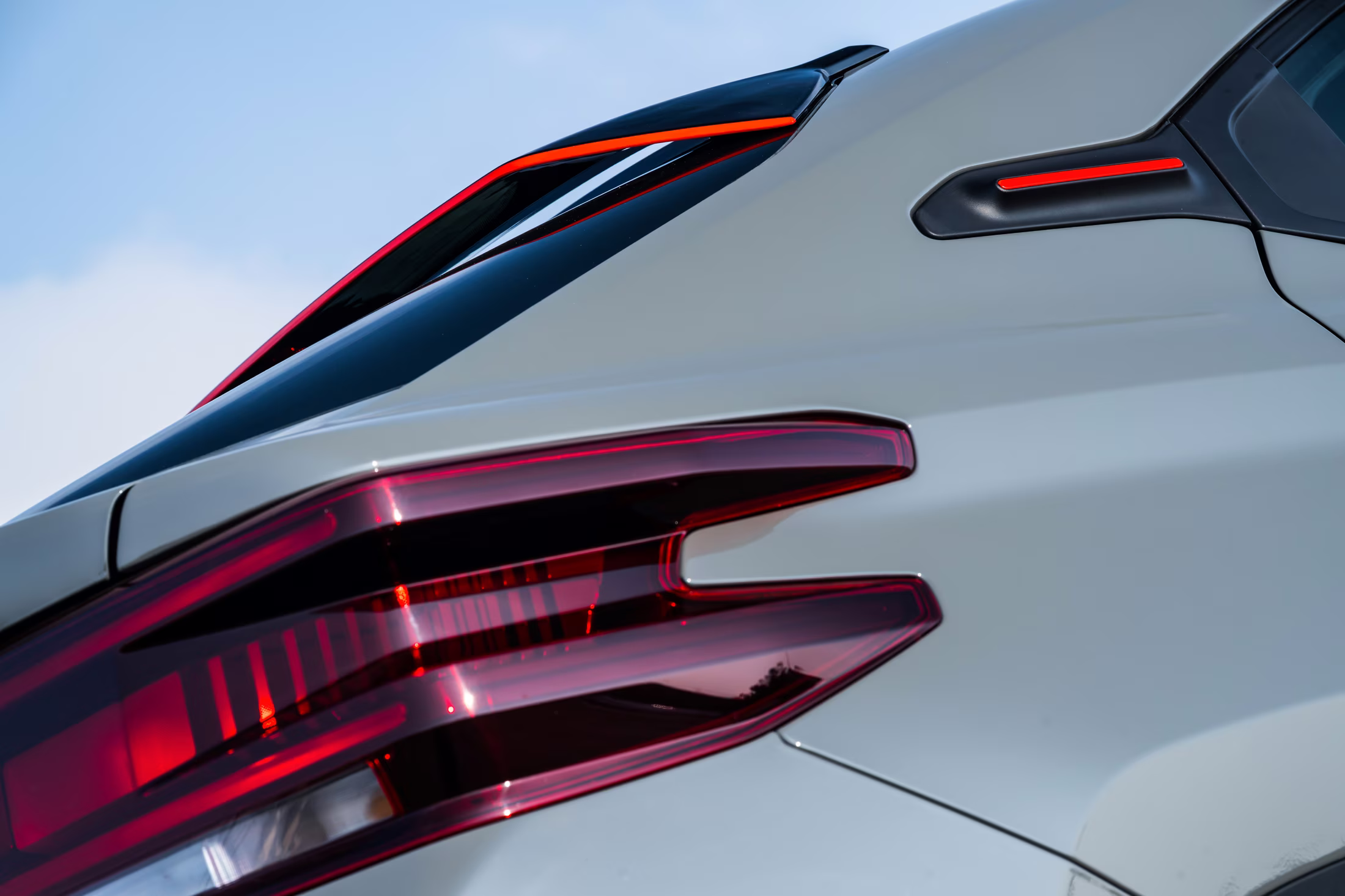 Lanterna traseira e aerofólio do Citroën Basalt Dark Edition com detalhe Andre Red