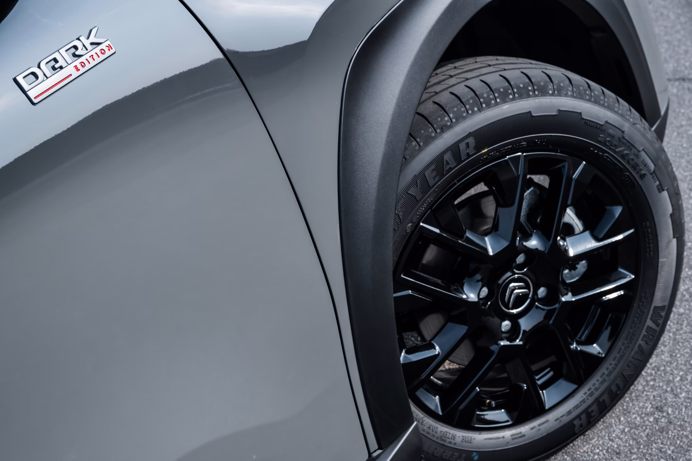 Roda preta de 16 polegadas e logotipo T200 do Citroën Basalt Dark Edition