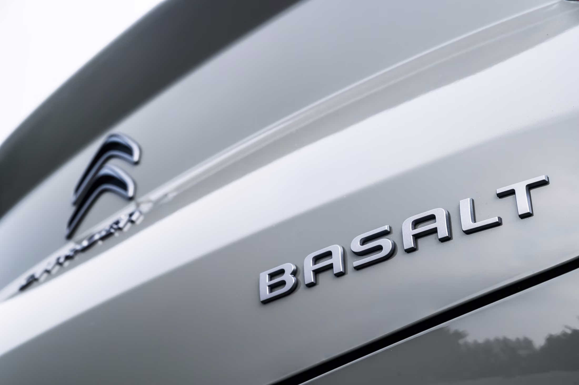 Logotipo Basalt na tampa traseira do Citroën Basalt Dark Edition