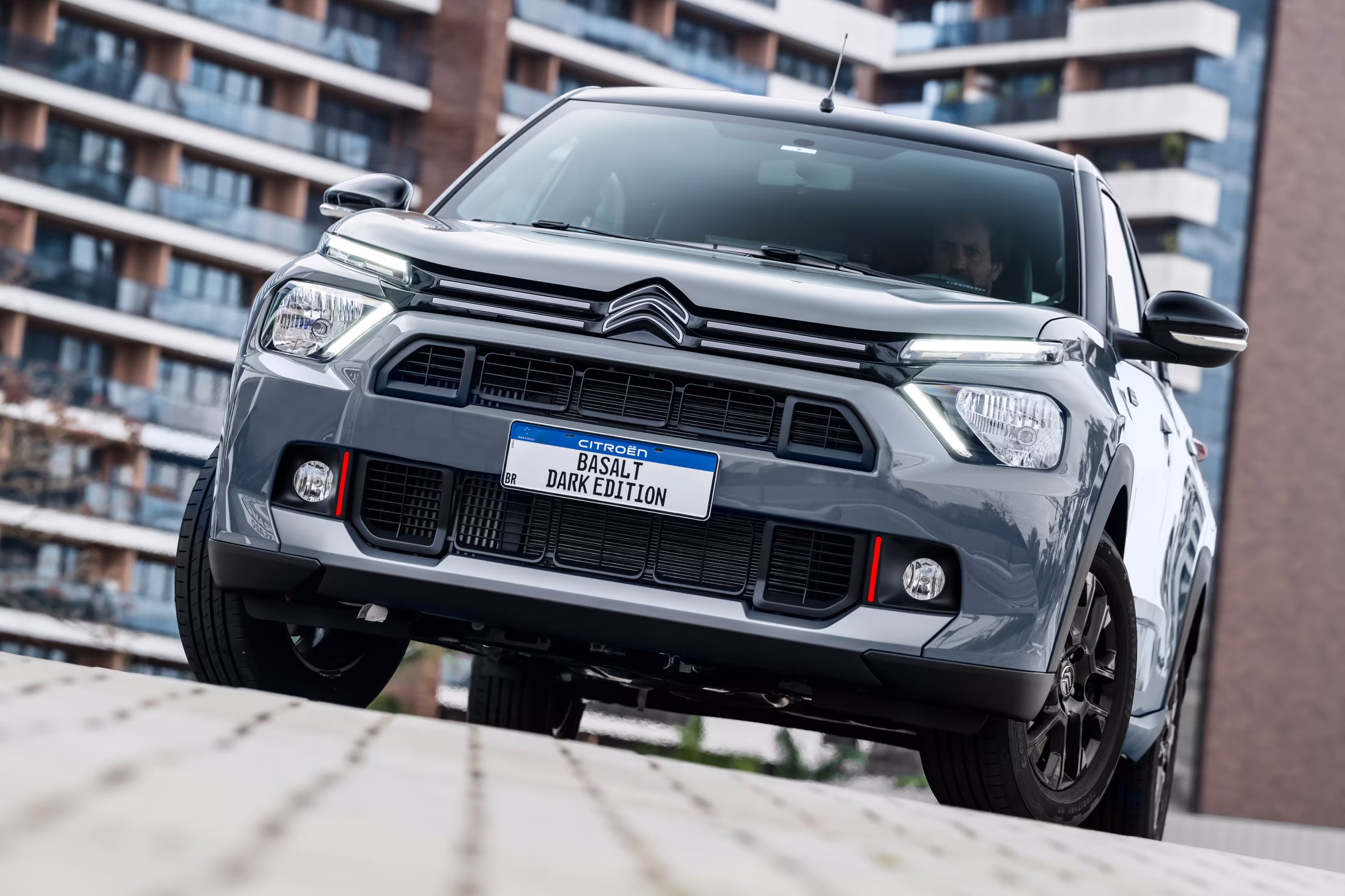 Citroën Basalt Dark Edition em vista frontal com acabamento escurecido