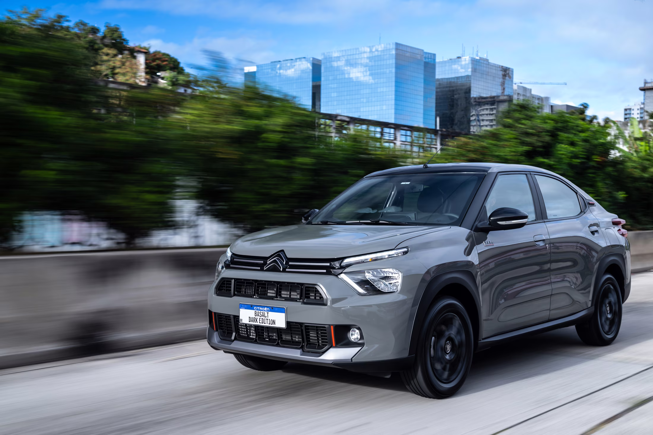 Citroën Basalt Dark Edition em movimento em via urbana