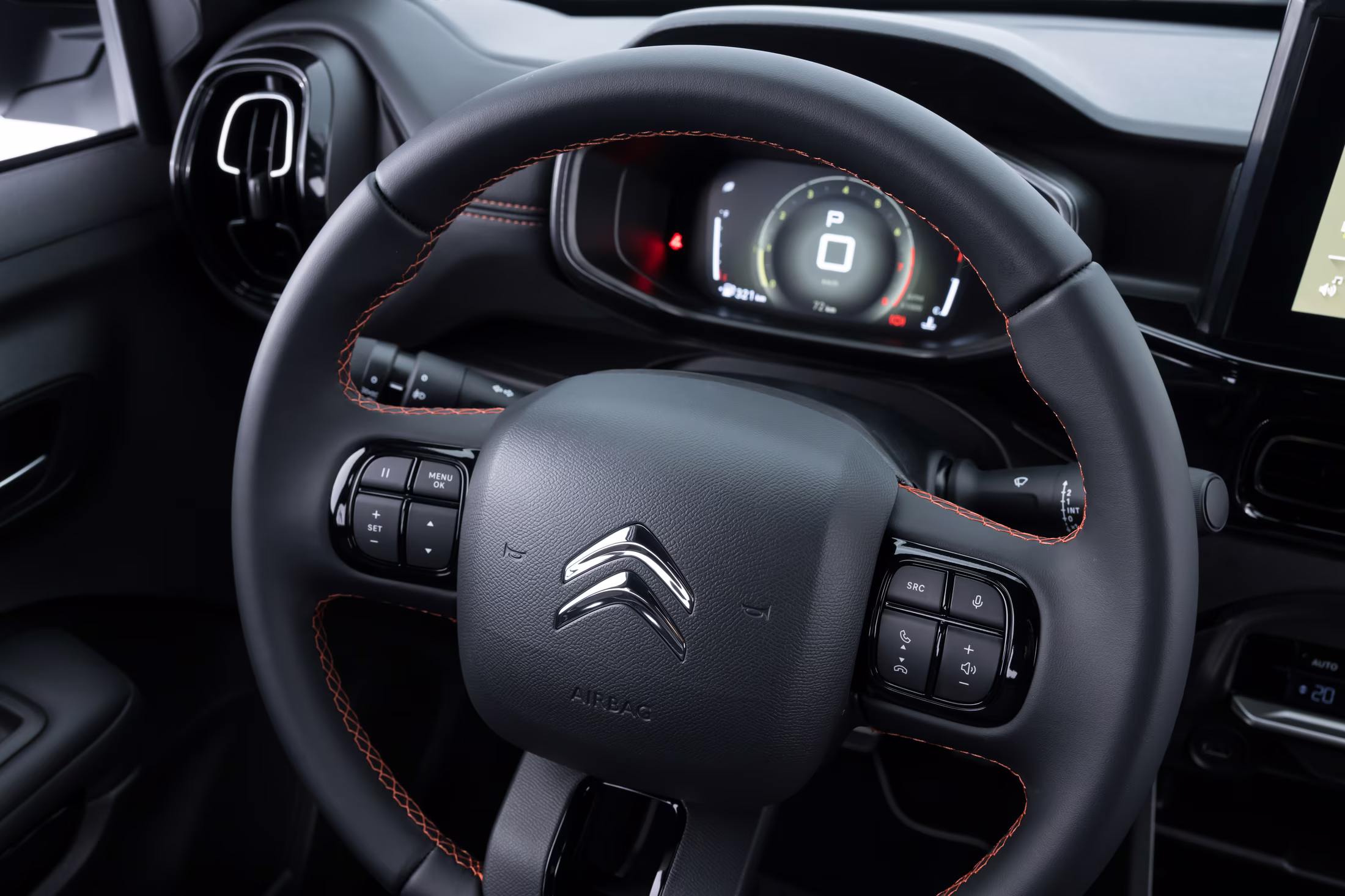 Volante e quadro de instrumentos do Citroën Basalt Dark Edition