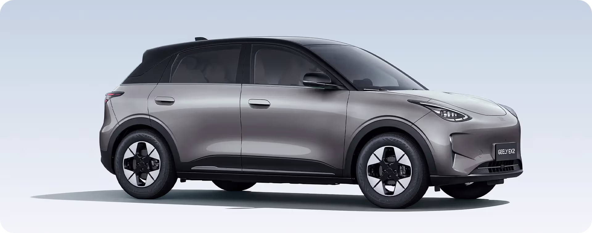 Geely EX2 cinza em vista lateral e frontal