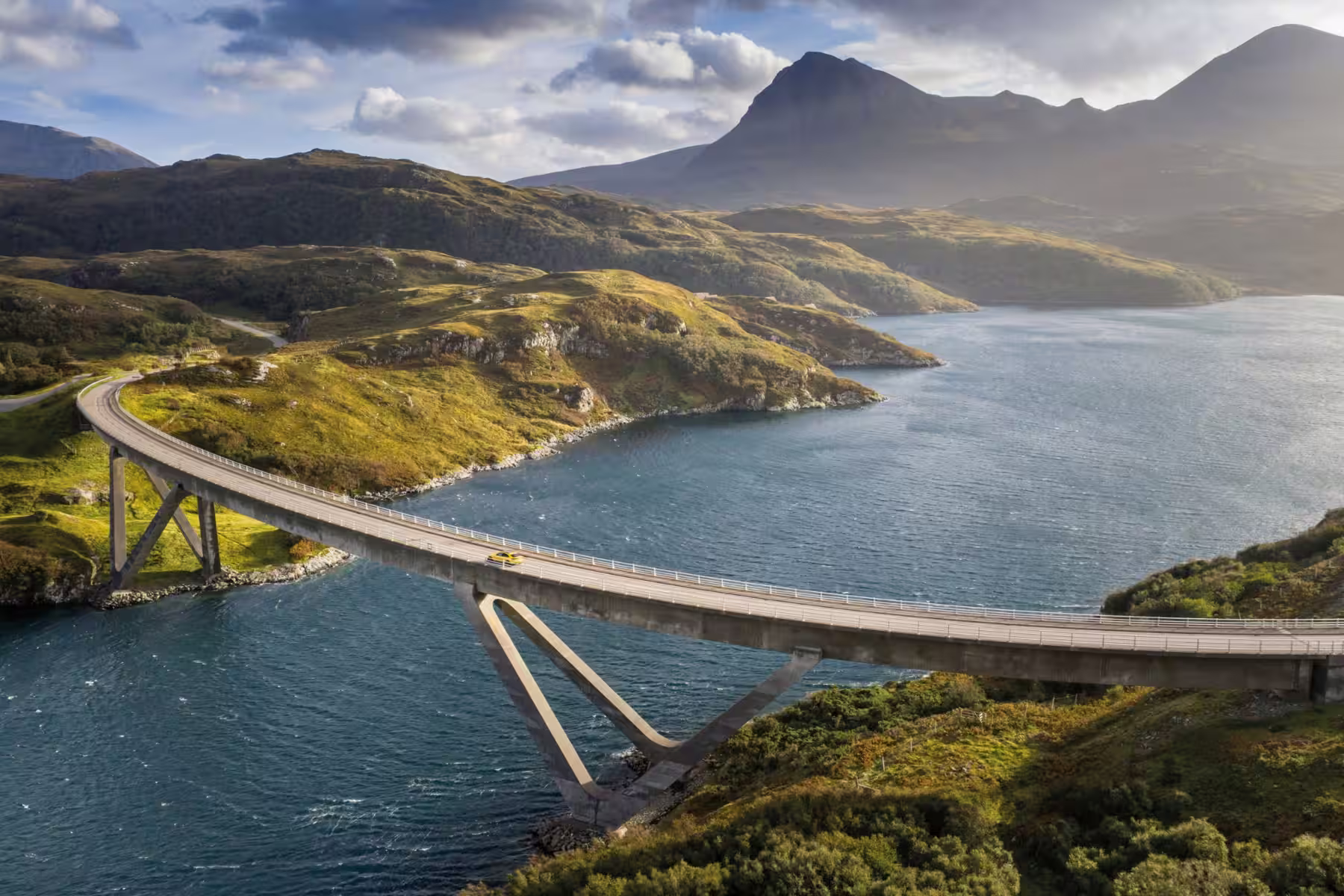 Ponte e estrada costeira na North Coast 500, rota percorrida pelo Porsche Macan Turbo elétrico