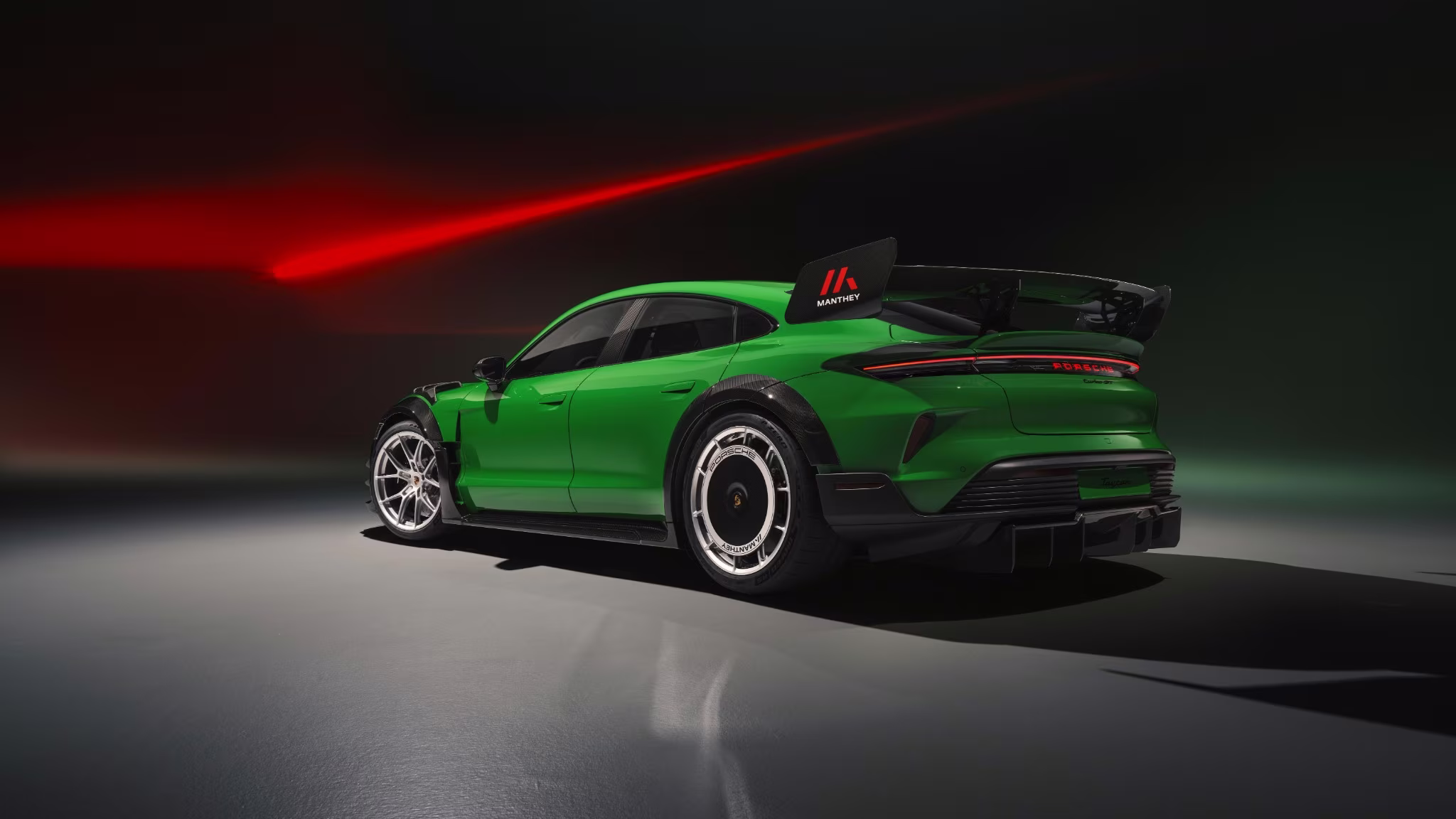 Lars Kern e Porsche Taycan Turbo GT com kit Manthey após recorde em Nürburgring