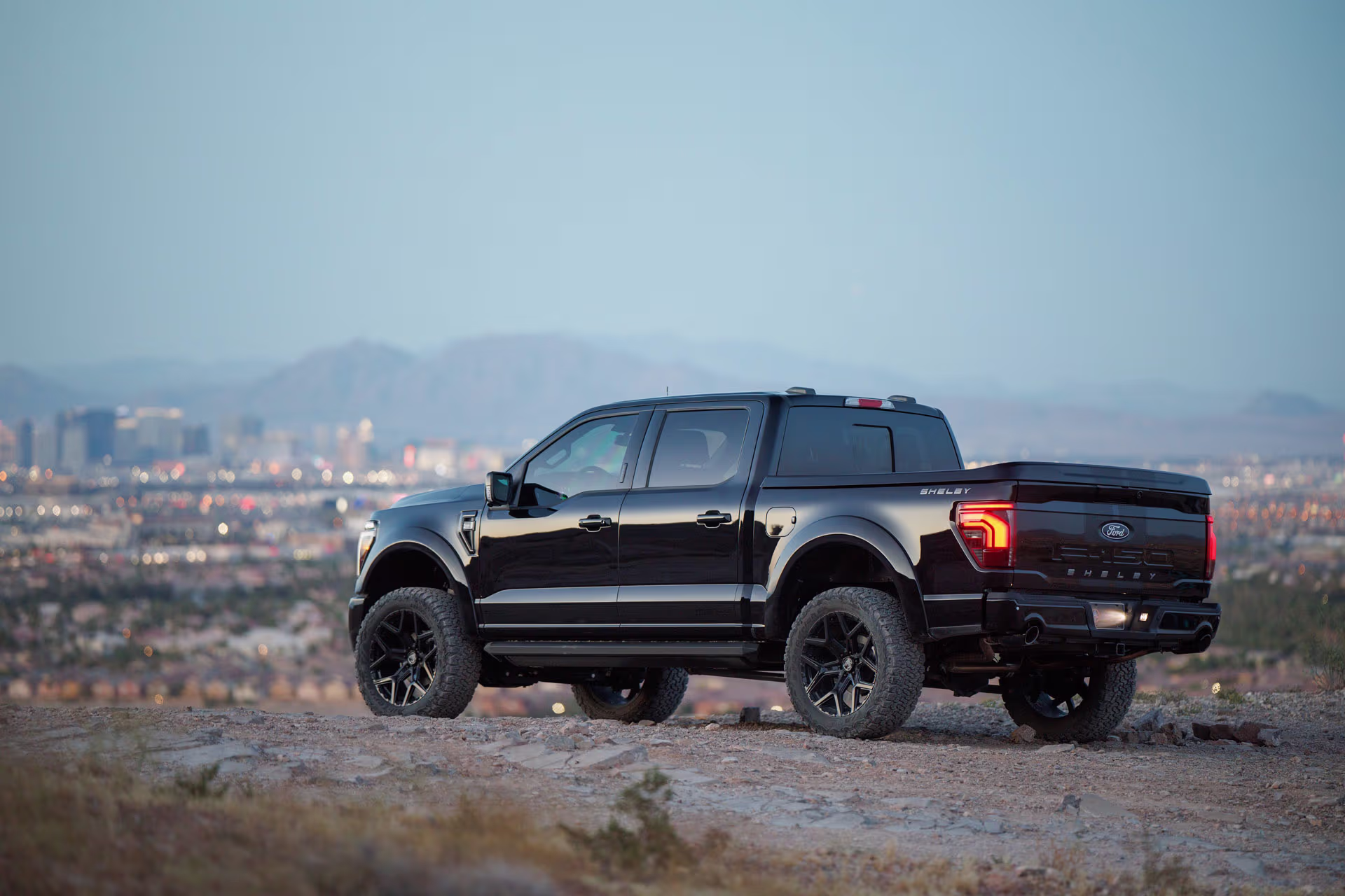 Interior luxuoso da Shelby F-150 Baja Raptor com acabamento em couro preto e costuras vermelhas