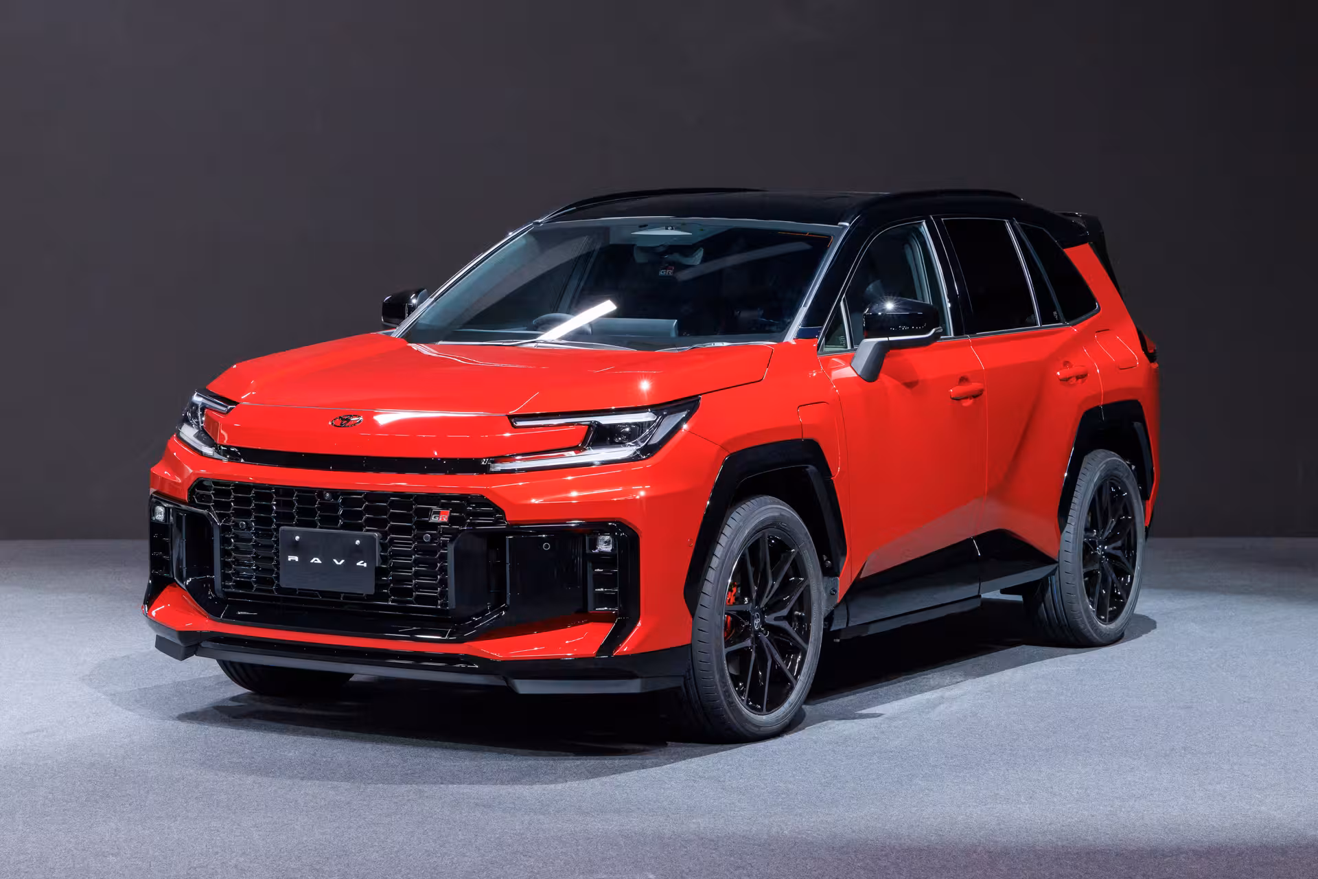 Toyota RAV4 2026 ganha versão GR Sport plug-in híbrida com 320 hp