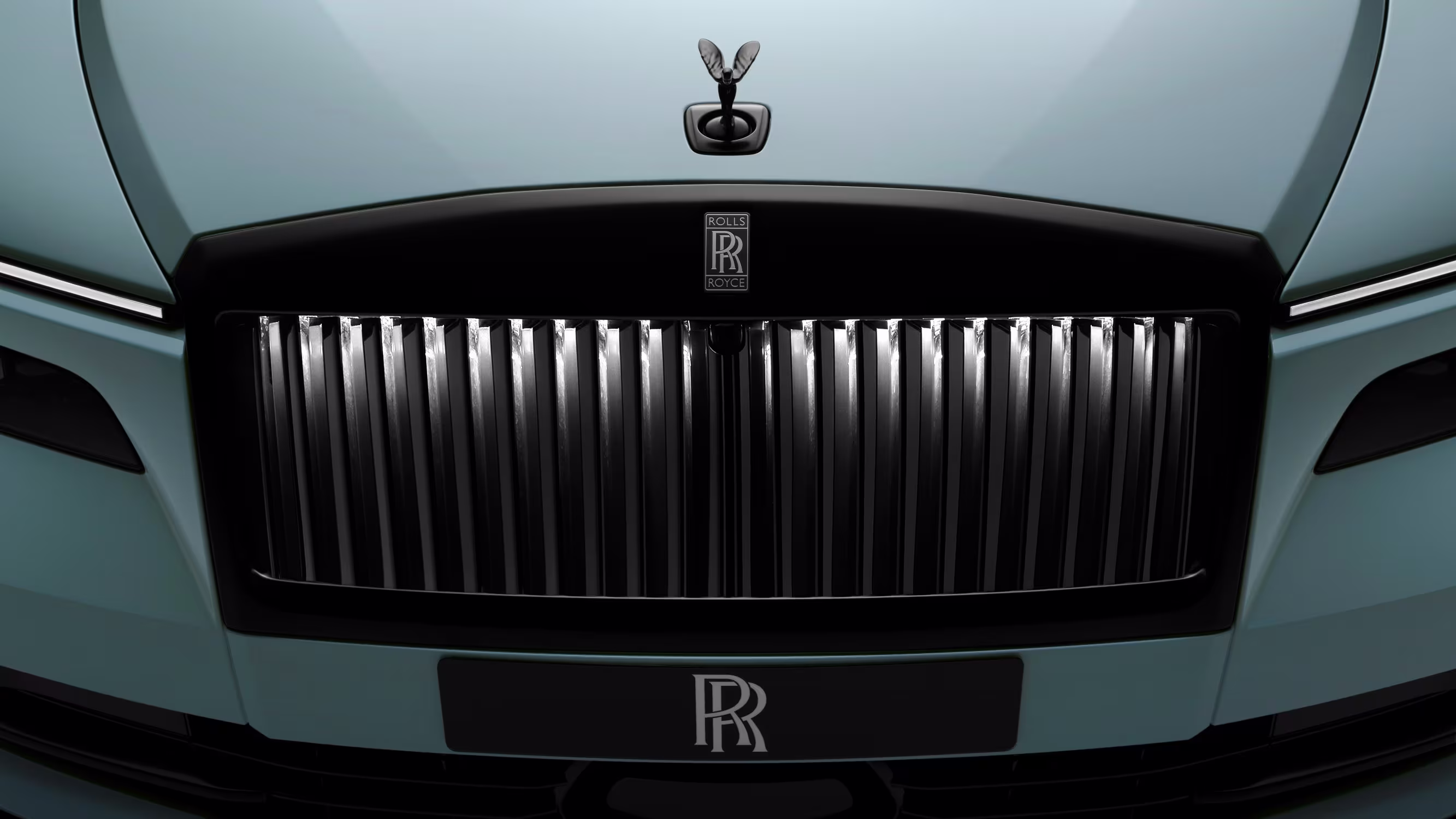 Rolls-Royce Black Badge Spectre Series II na cor roxa metálica com acabamentos escurecidos.