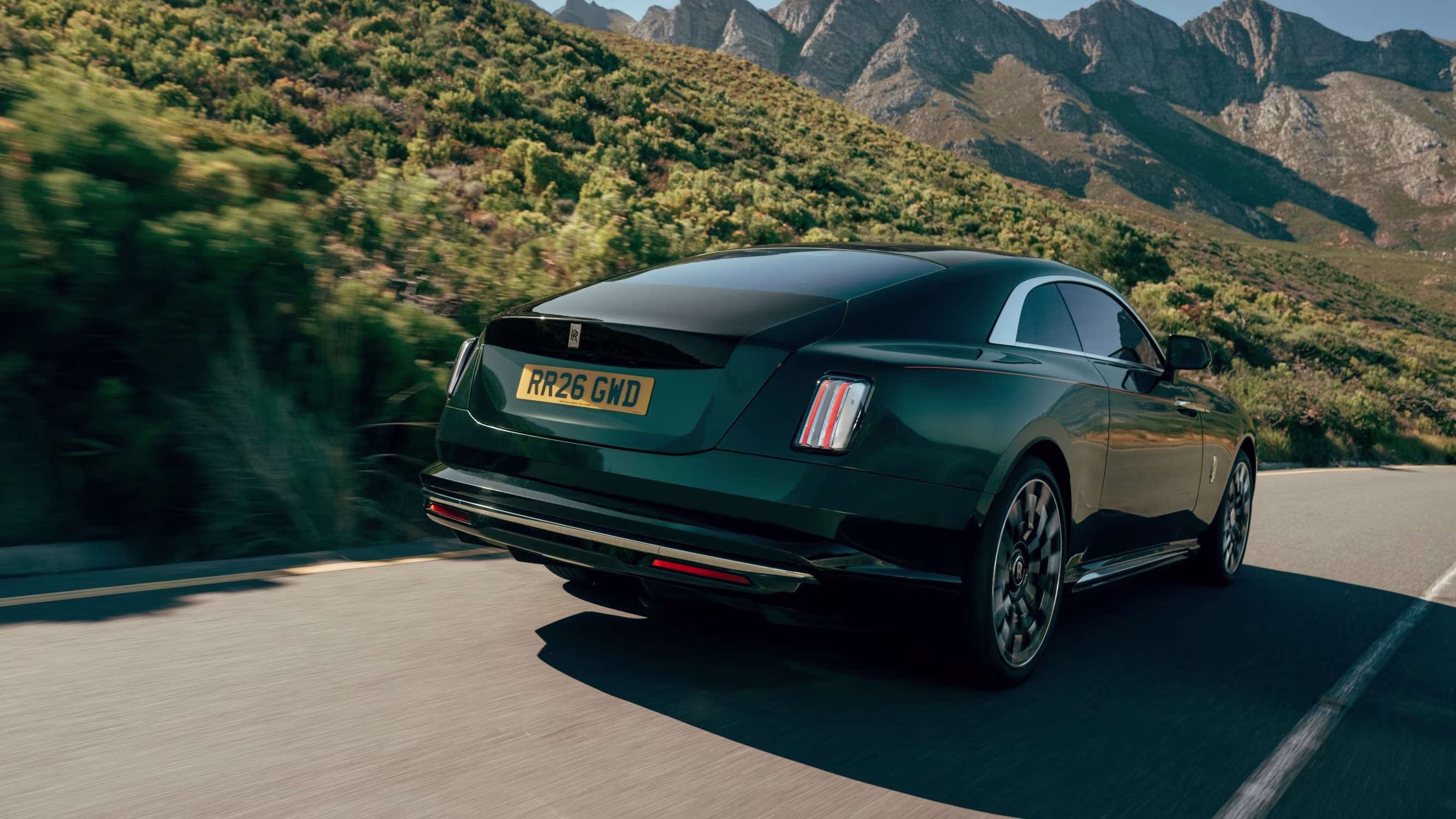 Close-up da lanterna traseira e da lateral do Rolls-Royce Spectre Series II.