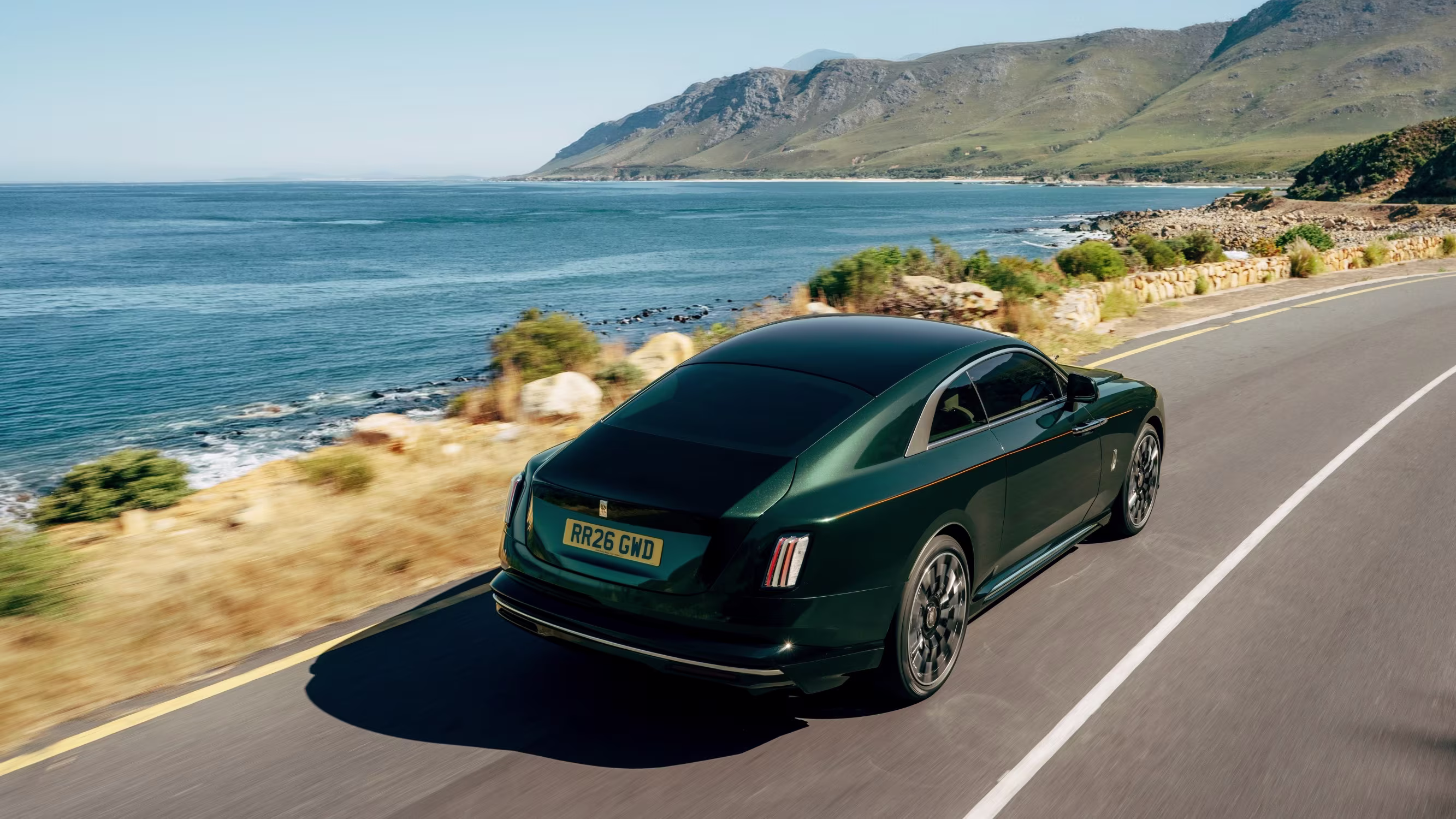Traseira do Rolls-Royce Spectre Series II em movimento com lanternas de LED verticais.