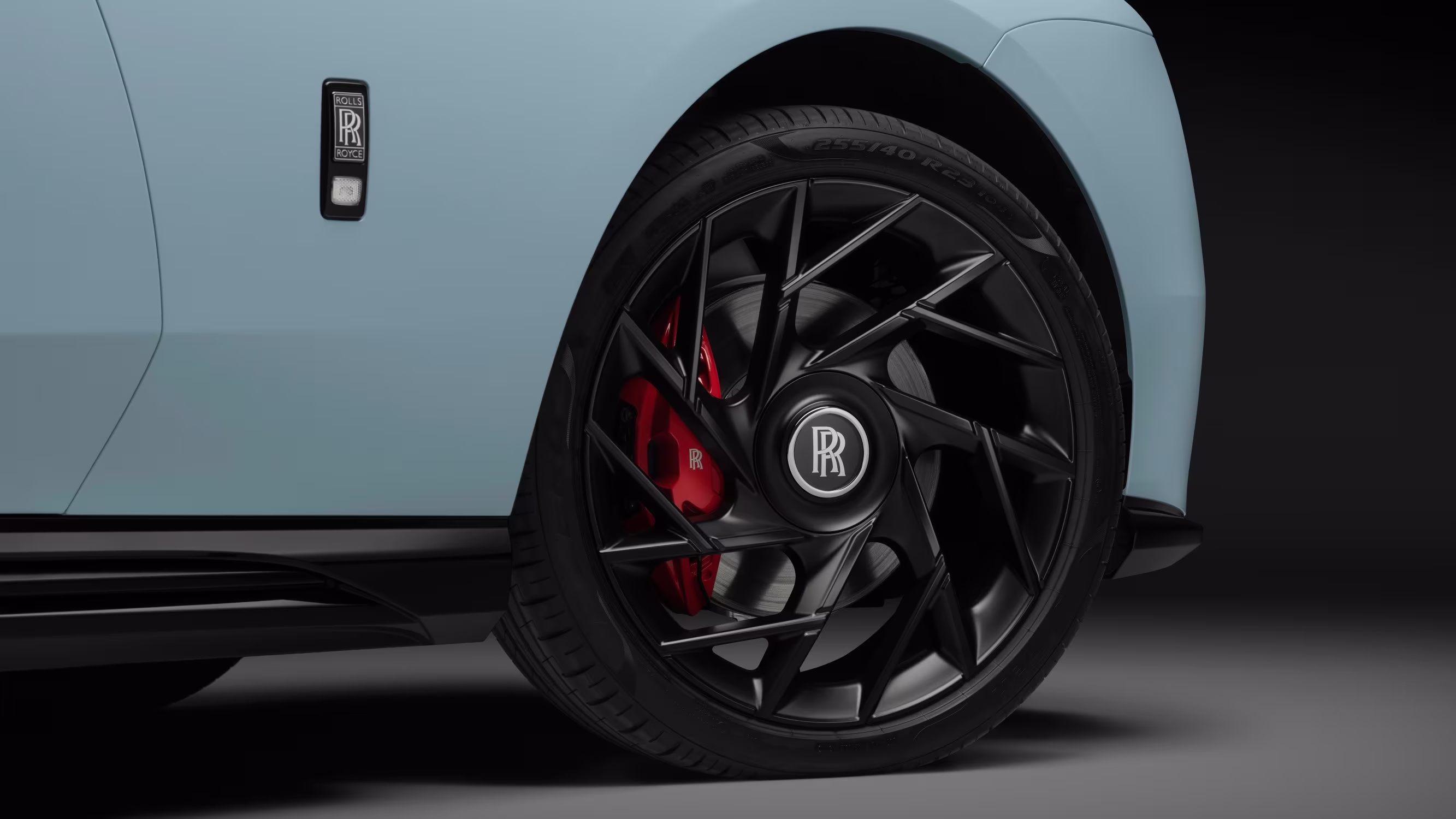 Detalhe da roda de liga leve com o logo auto-nivelante da Rolls-Royce.