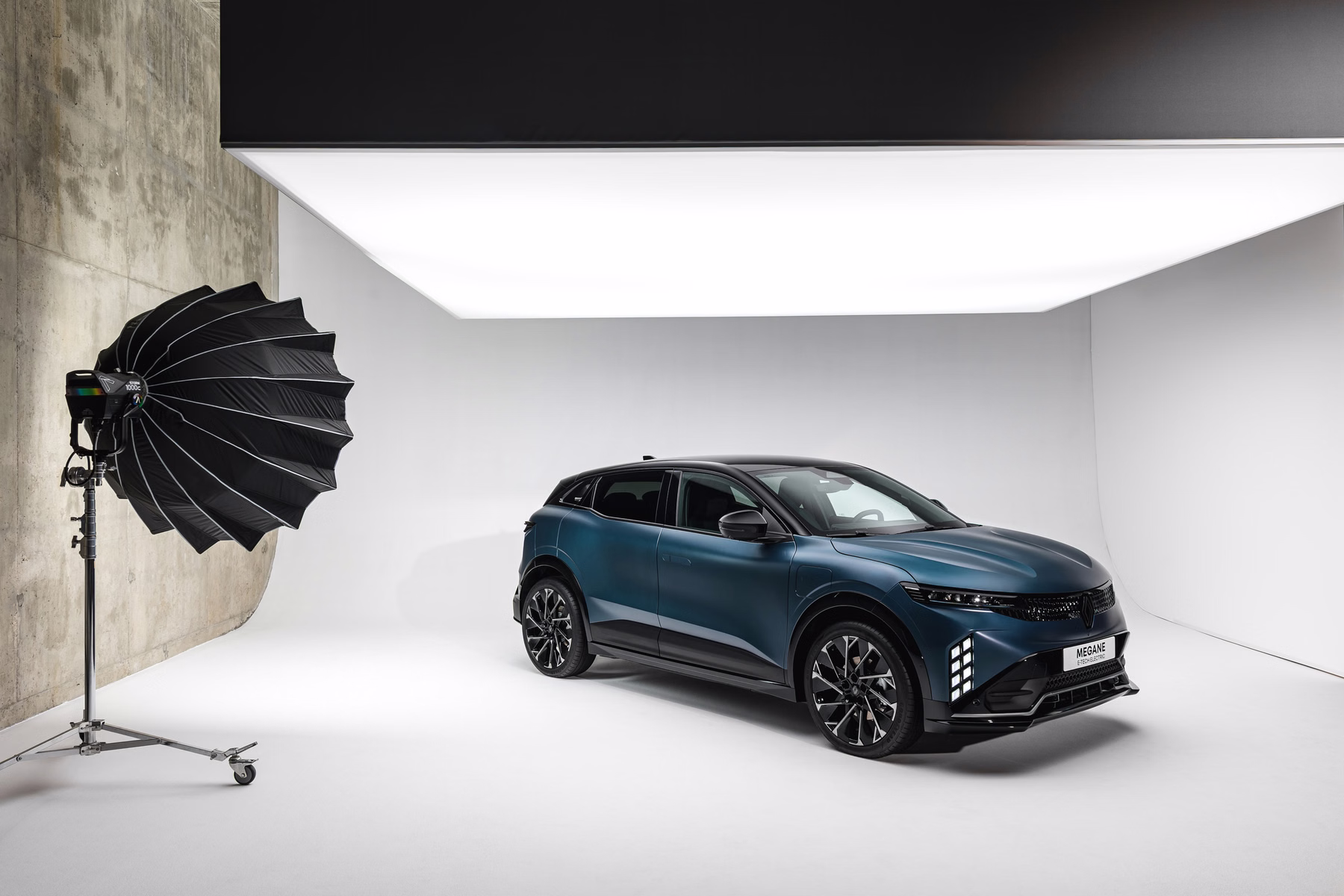 Renault Megane E-Tech Electric em estúdio fotográfico no material oficial da marca