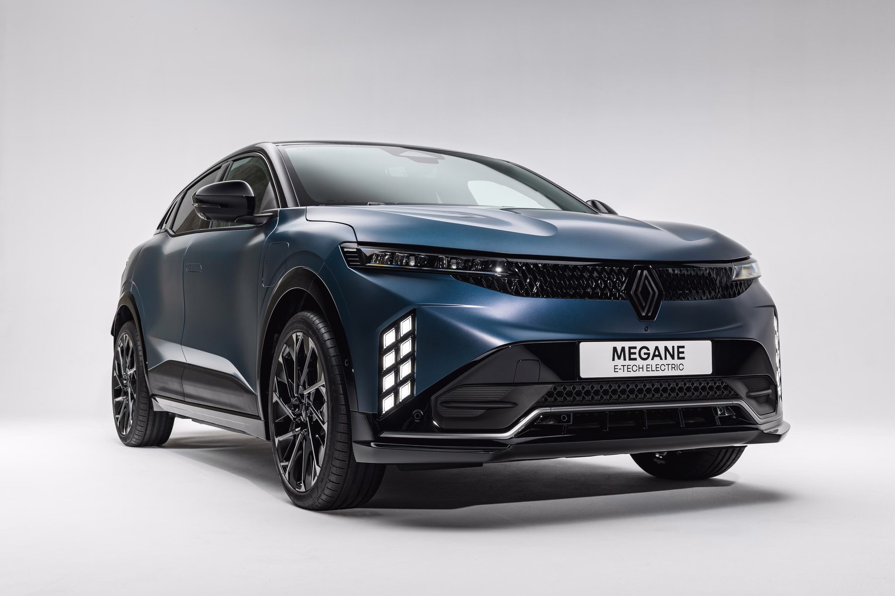 Renault Megane E-Tech Electric azul em vista dianteira três quartos no estúdio