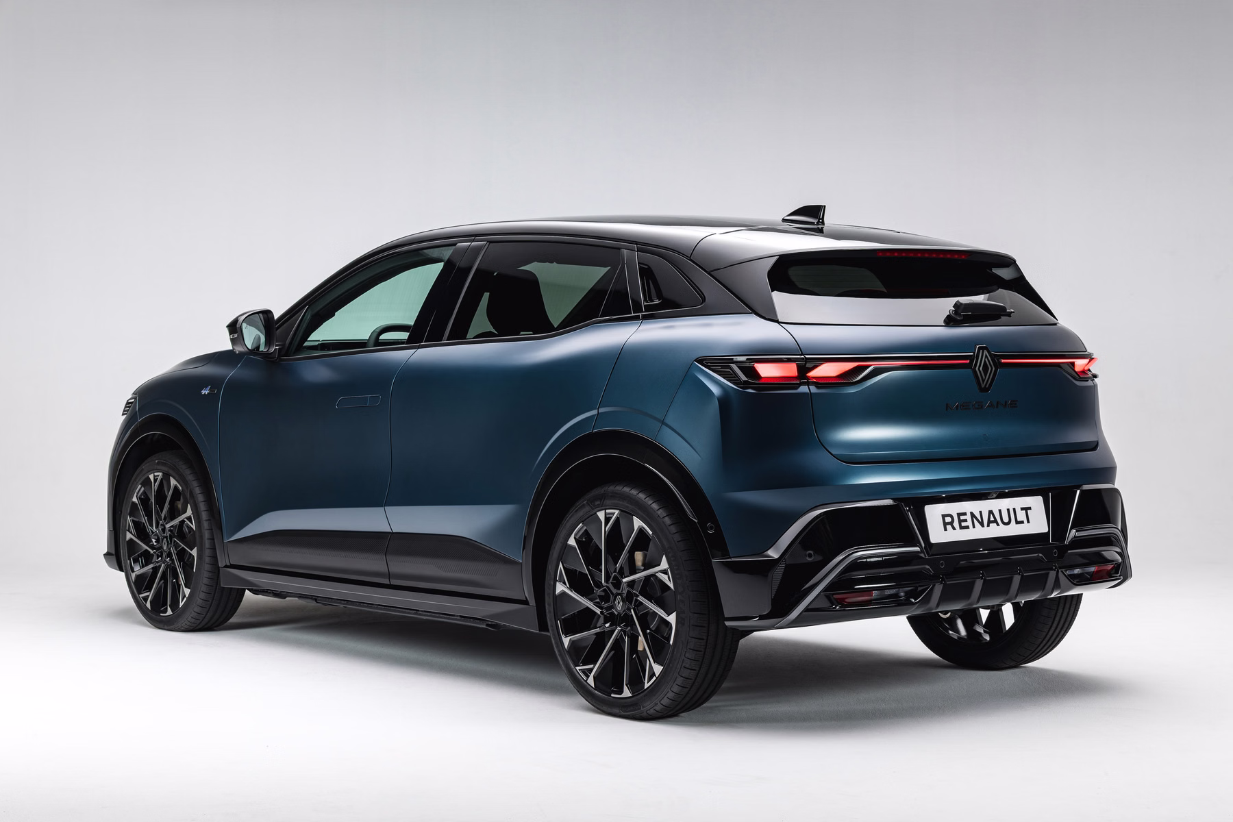 Renault Megane E-Tech Electric azul em vista traseira três quartos no estúdio