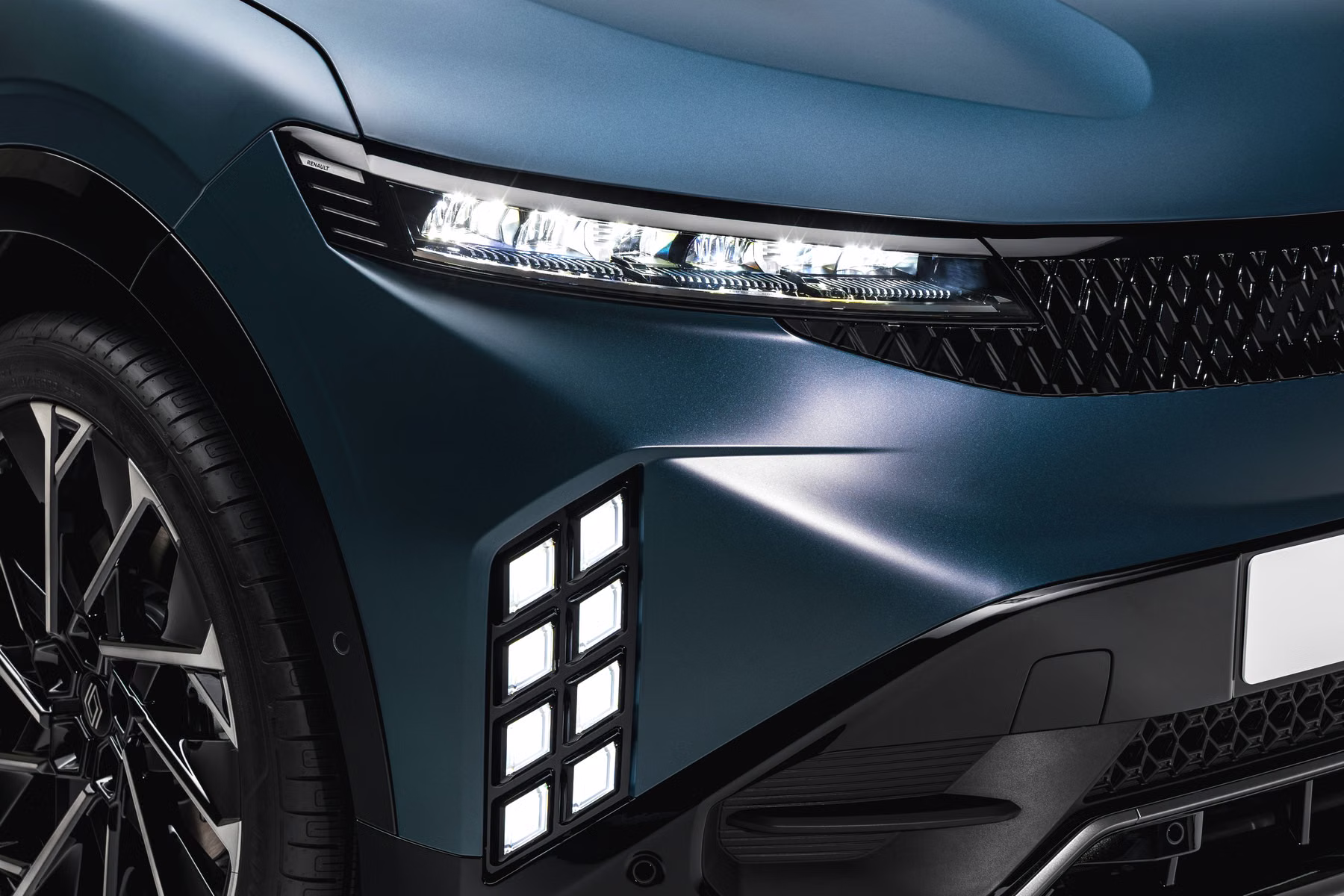 Detalhe dos faróis e luzes diurnas do Renault Megane E-Tech Electric