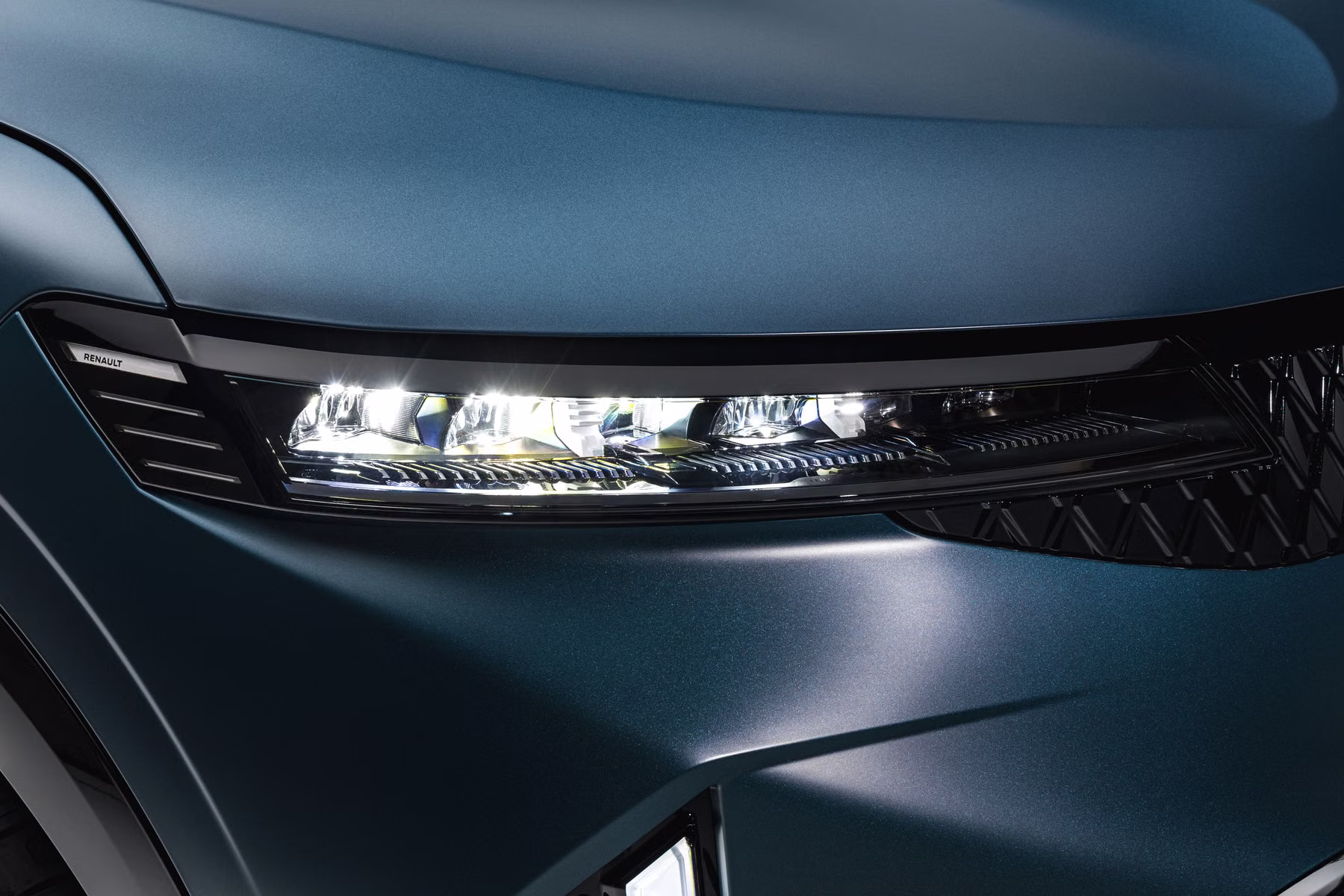 Close do farol dianteiro do Renault Megane E-Tech Electric