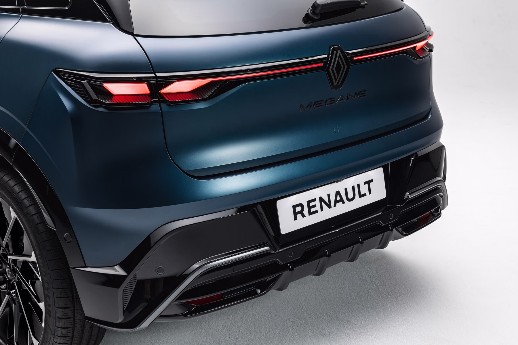 Traseira do Renault Megane E-Tech Electric com emblema e para-choque em detalhe
