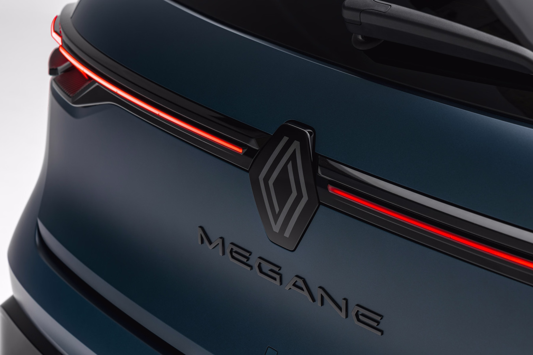 Detalhe da tampa traseira do Renault Megane E-Tech Electric com logotipo e nome Megane