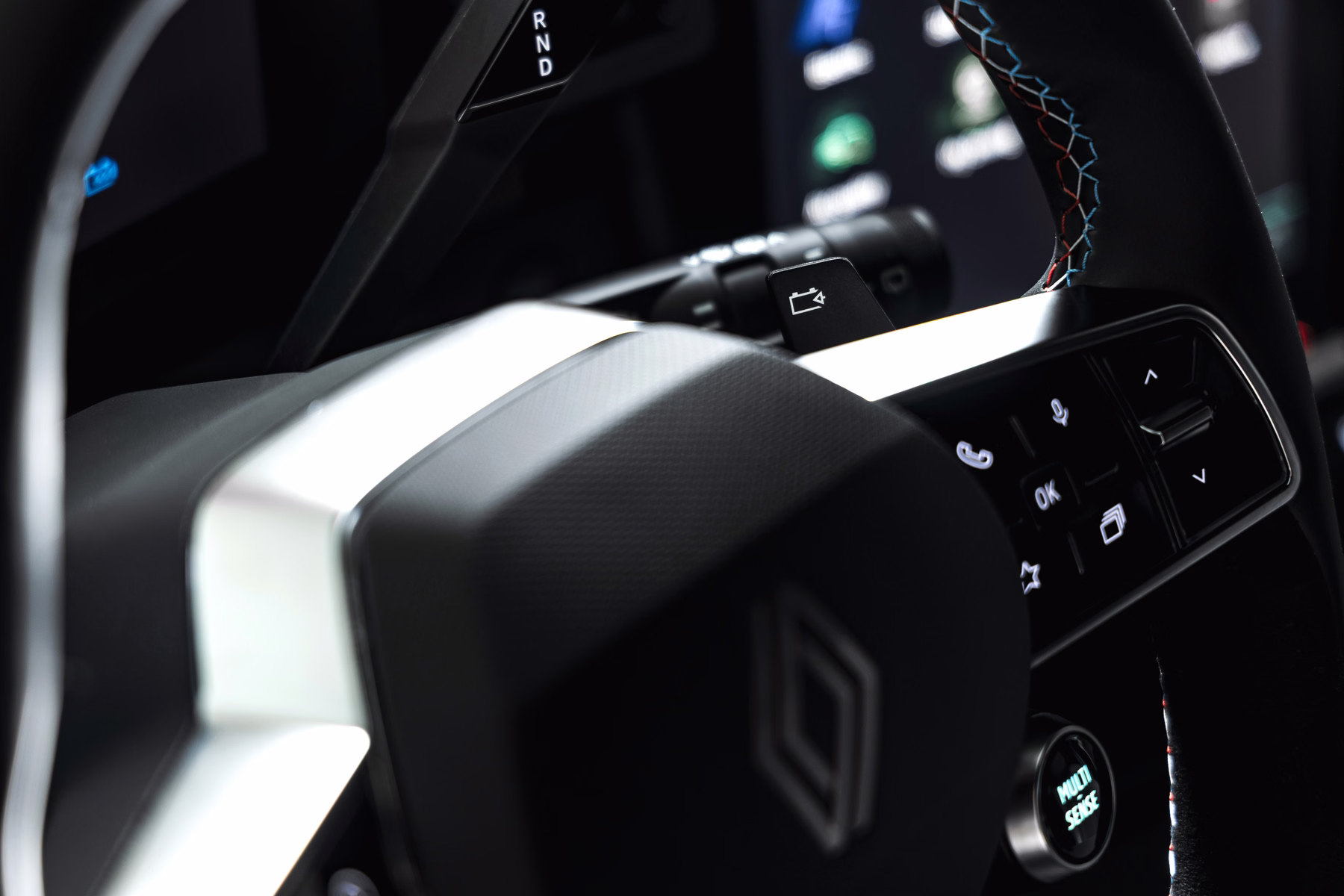 Detalhe dos comandos no volante do Renault Megane E-Tech Electric