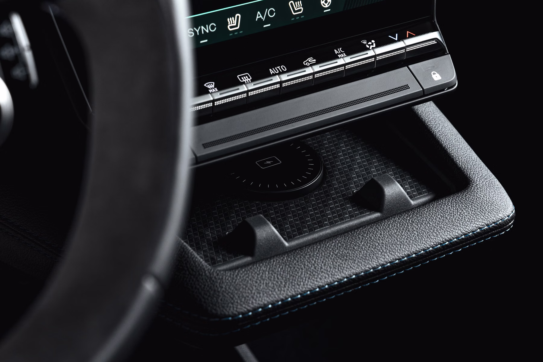 Console central do Renault Megane E-Tech Electric com comandos físicos e carregamento por indução