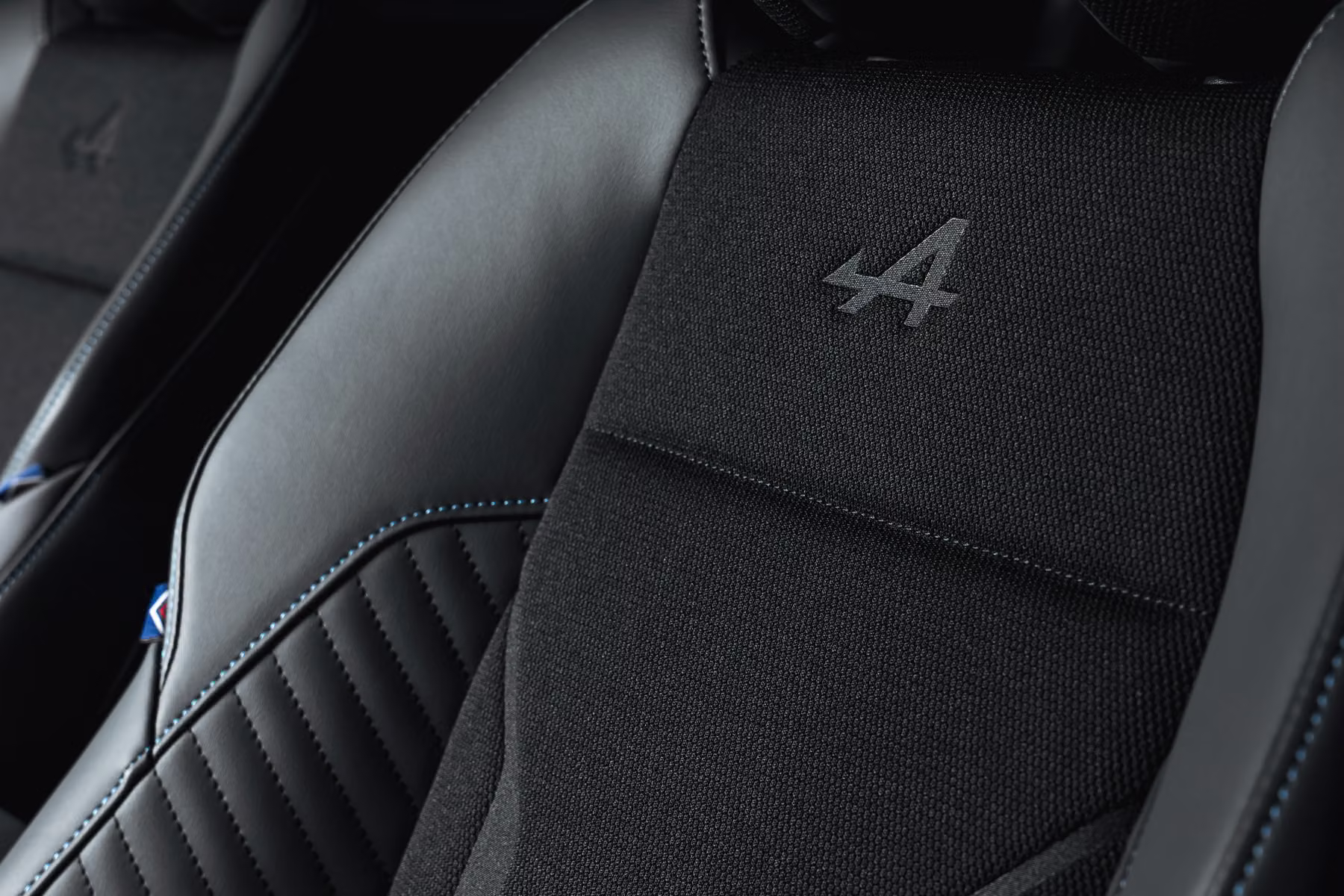 Banco dianteiro do Renault Megane E-Tech Electric Esprit Alpine com logotipo Alpine