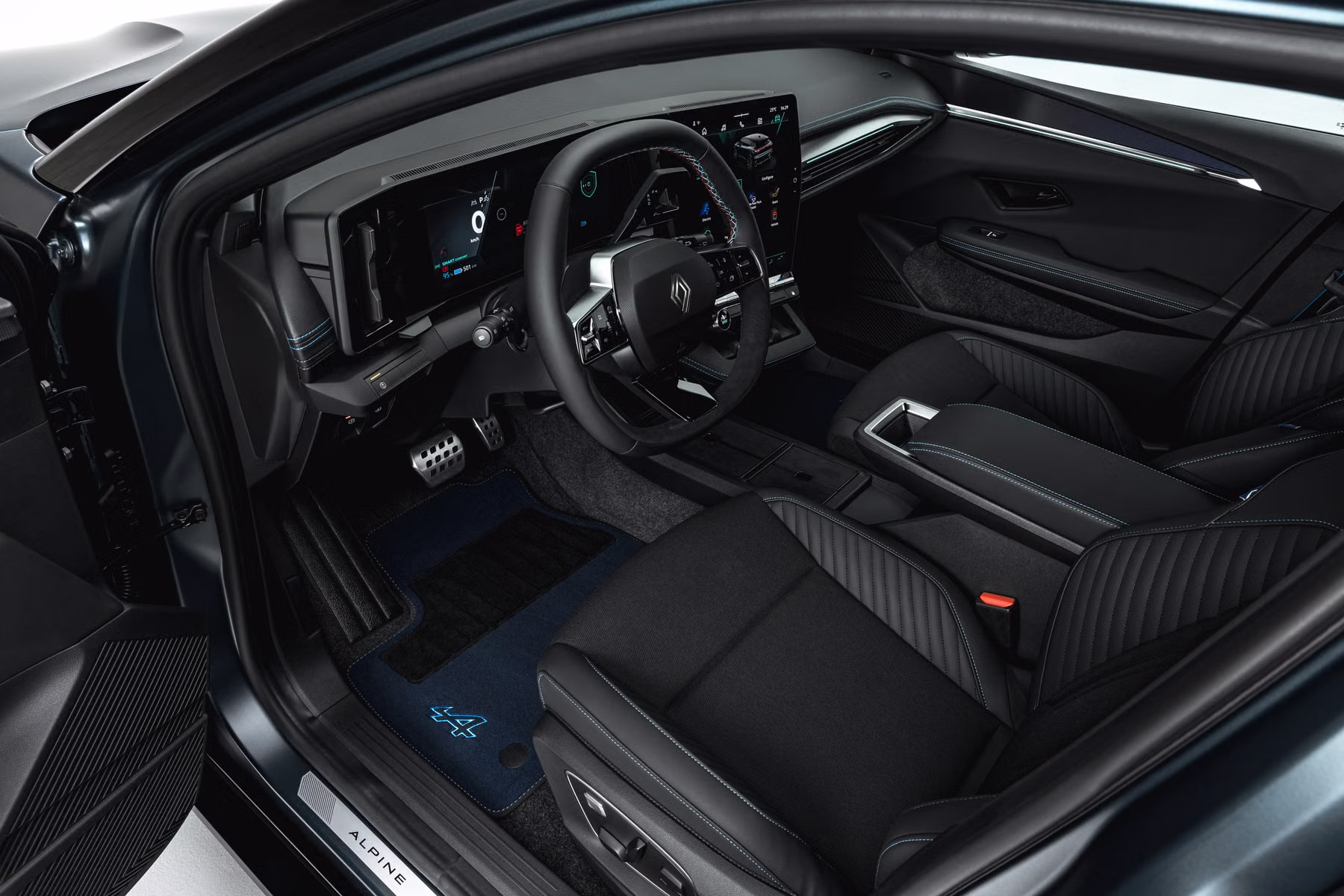 Interior do Renault Megane E-Tech Electric visto pela porta dianteira aberta