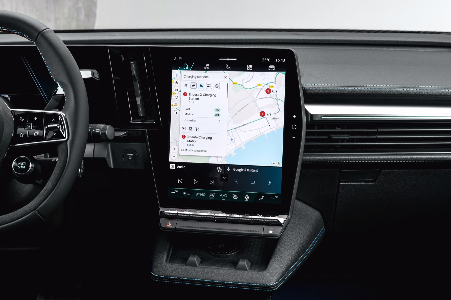 Central multimídia do Renault Megane E-Tech Electric com mapa aberto