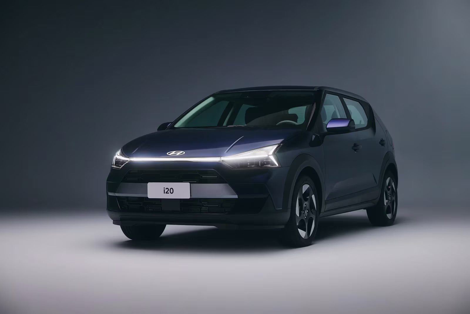 Novo Hyundai i20 visto de frente com assinatura luminosa em LED