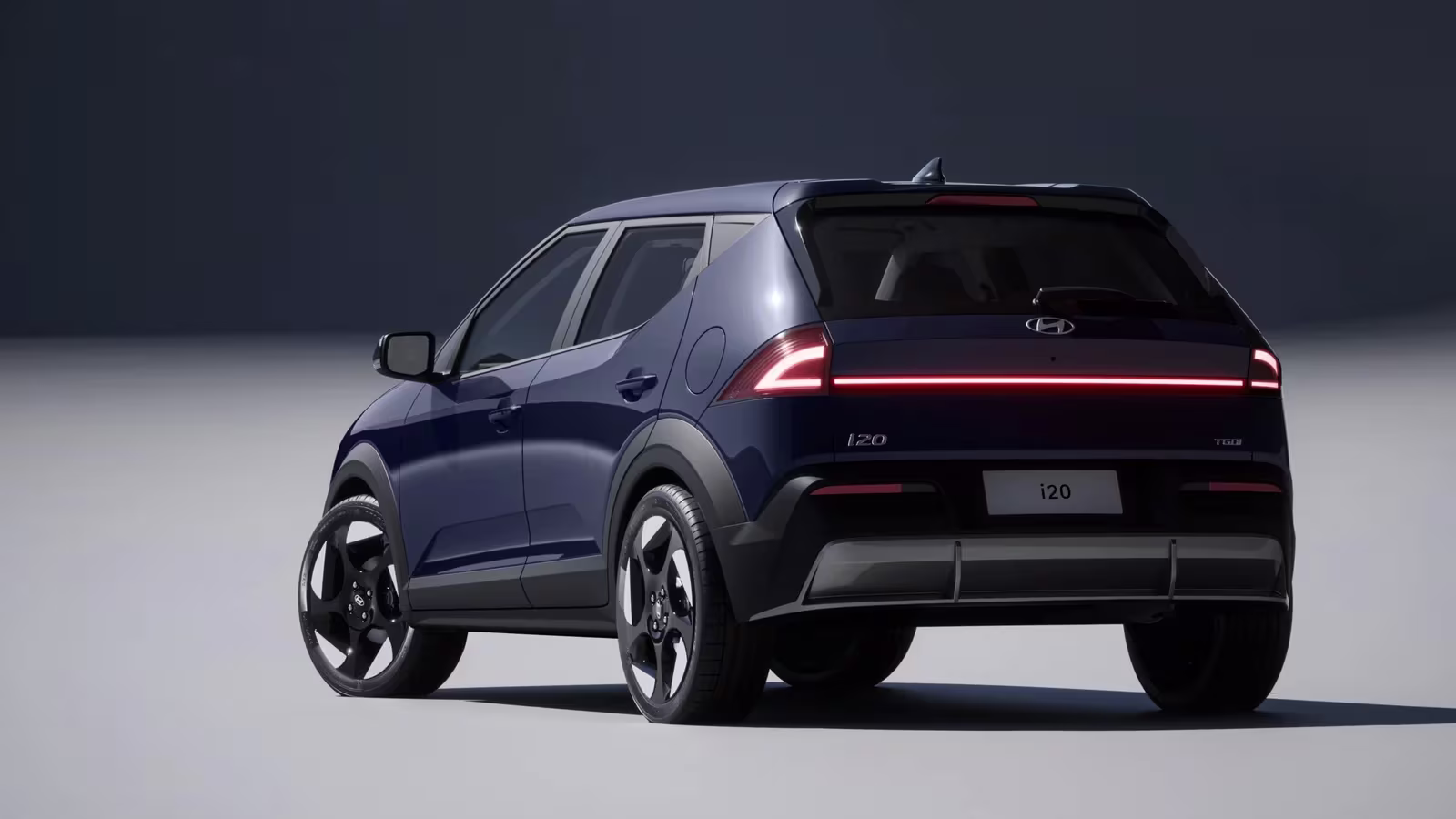 Novo Hyundai i20 visto pela traseira em imagem oficial