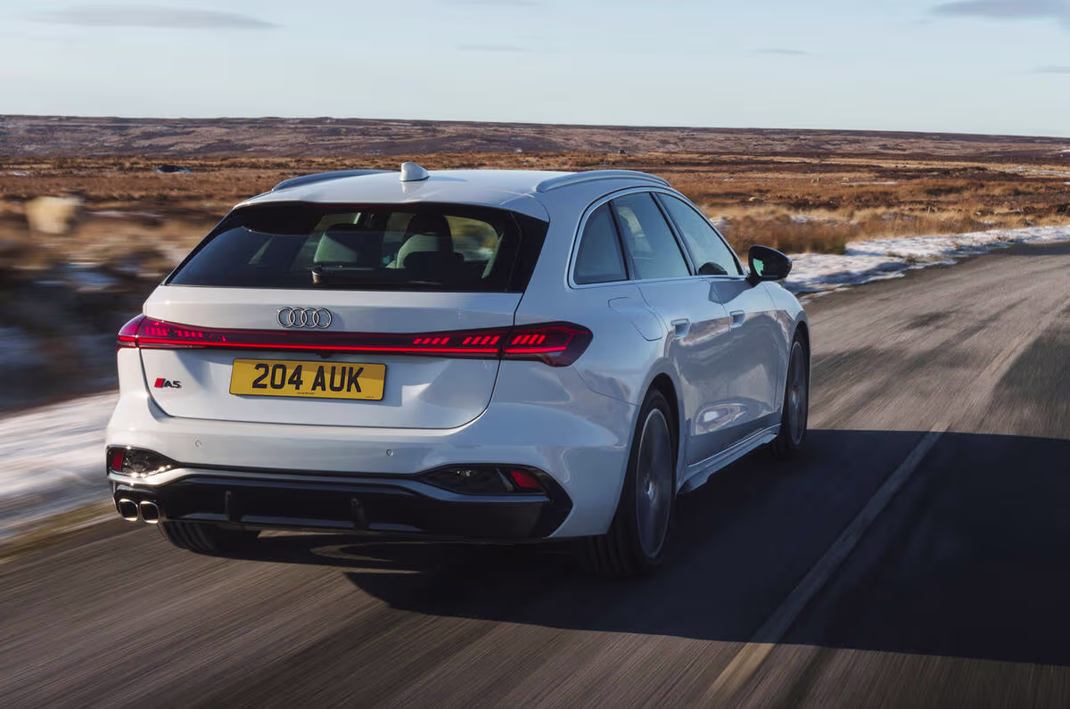 Traseira da Audi A5 Avant com lanternas interligadas