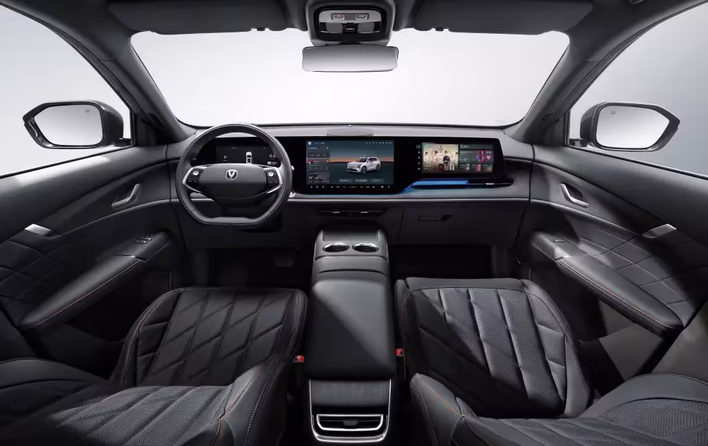 Interior do CAOA Changan CS75 com três telas no painel